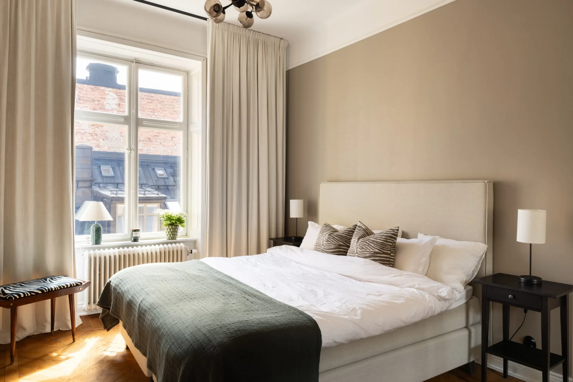 Ljus sekelskiftespärla högst upp i huset med kvällssol och rofyllt gårdsläge