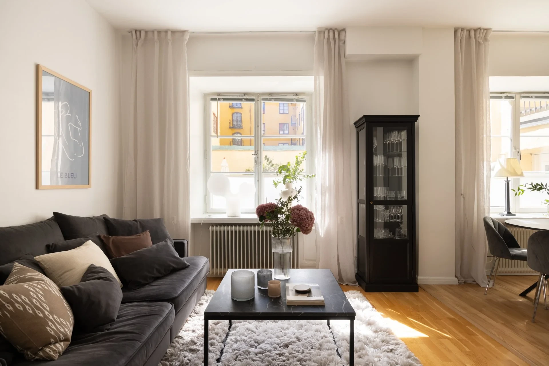 Drömlik sekelskiftesetta mot lugn innergård – där varje kvadratmeter känns som hemma