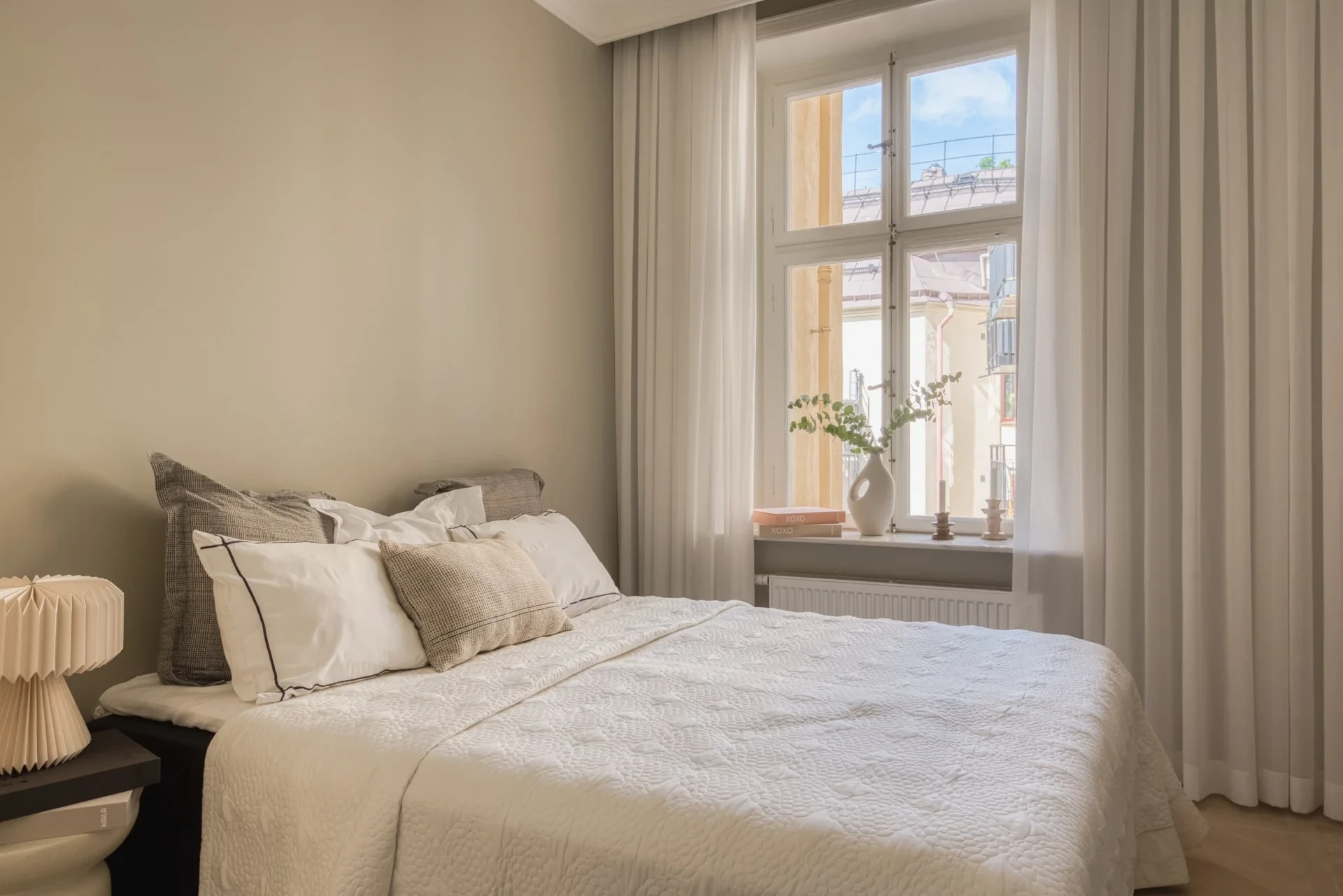Omsorgsfullt renoverad sekelskiftestvåa på Tomtebogatan