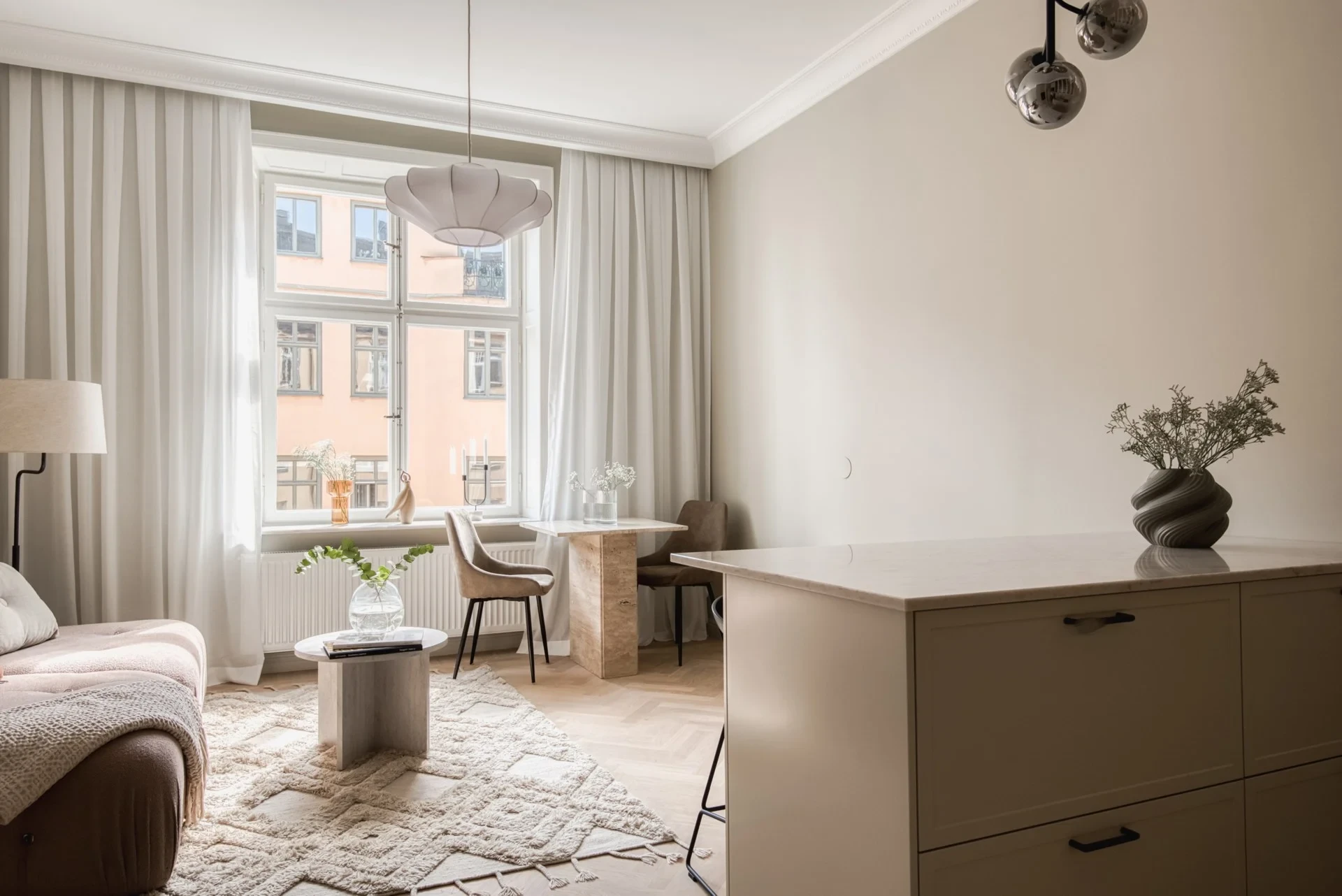 Omsorgsfullt renoverad sekelskiftestvåa på Tomtebogatan
