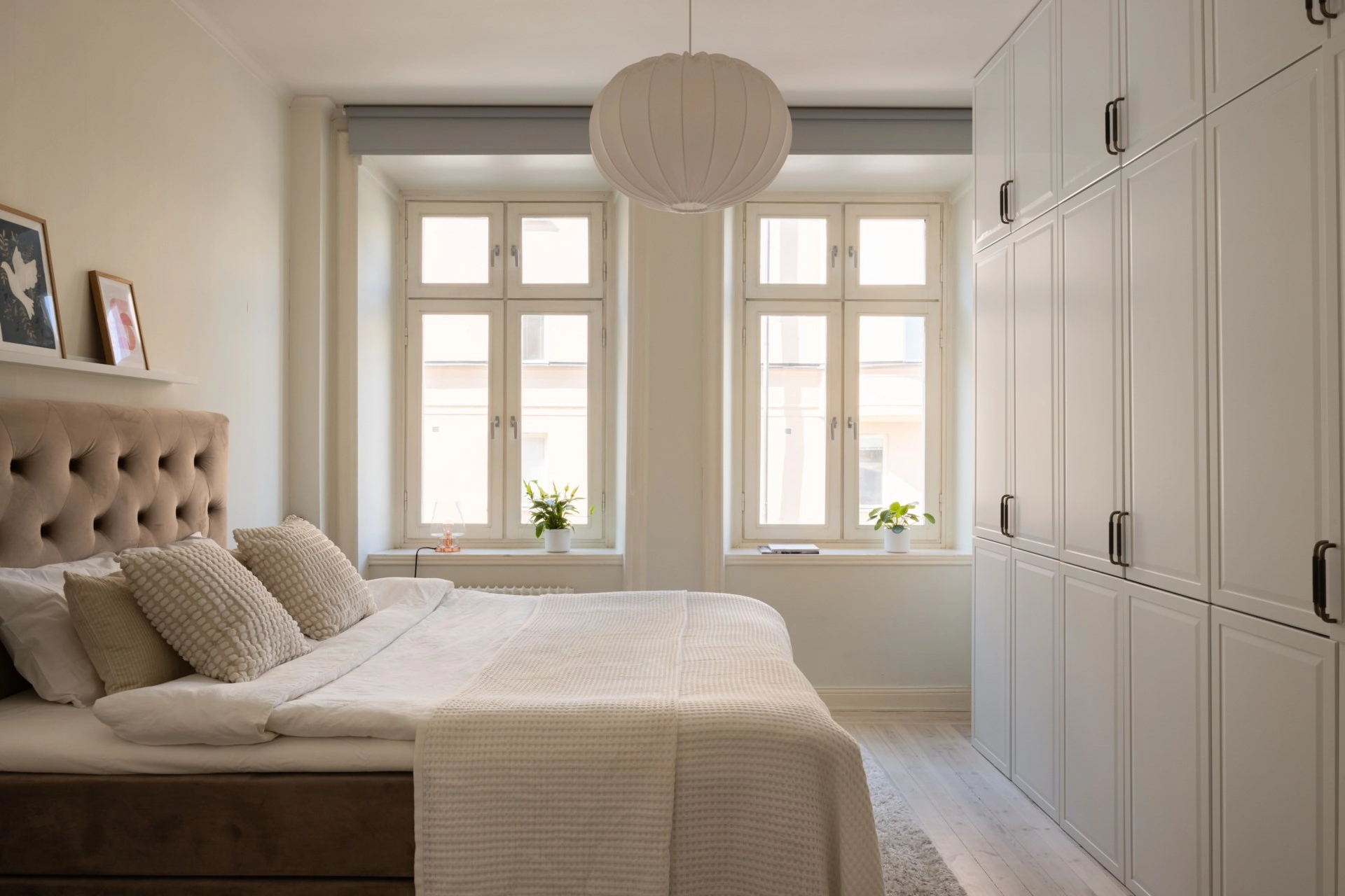 Ljus hörntrea på Östermalm med fungerande kakelugn och vackra originaldetaljer