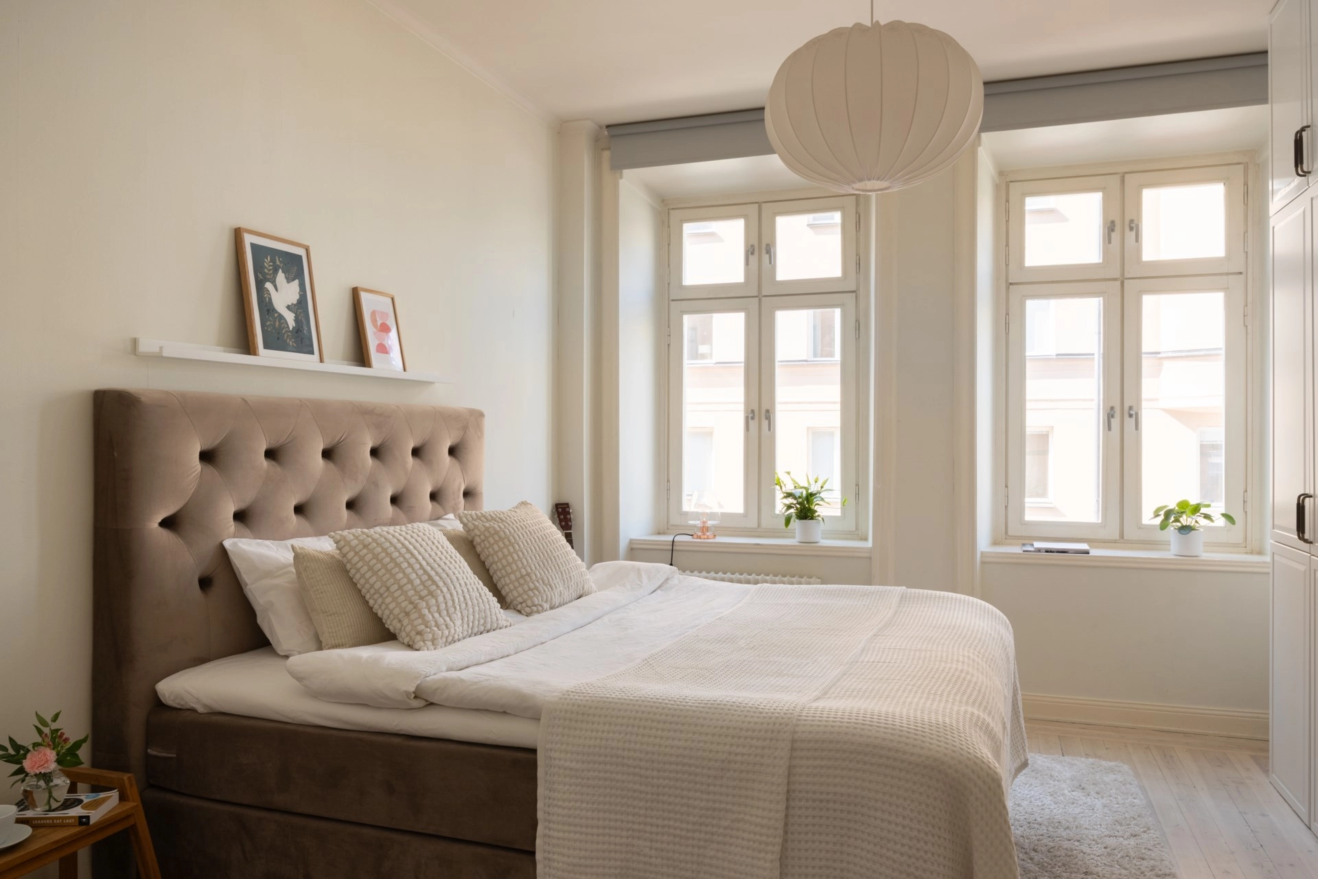 Ljus hörntrea på Östermalm med fungerande kakelugn och vackra originaldetaljer