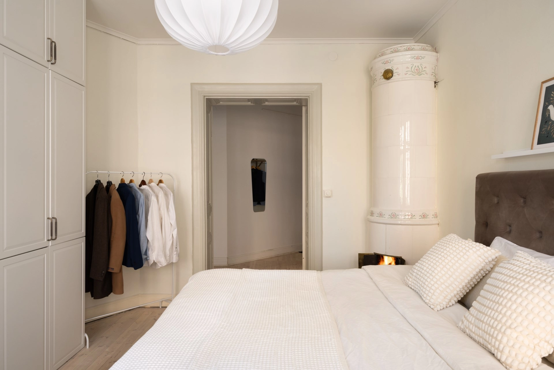 Ljus hörntrea på Östermalm med fungerande kakelugn och vackra originaldetaljer