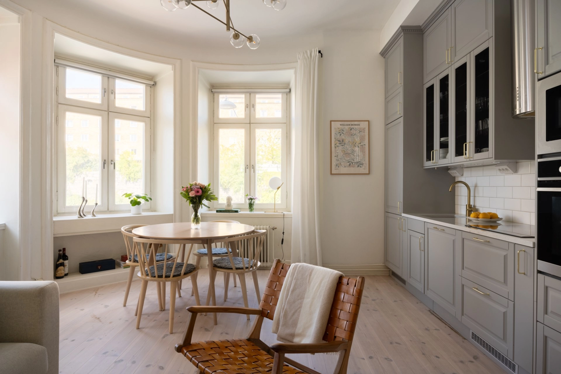 Ljus hörntrea på Östermalm med fungerande kakelugn och vackra originaldetaljer