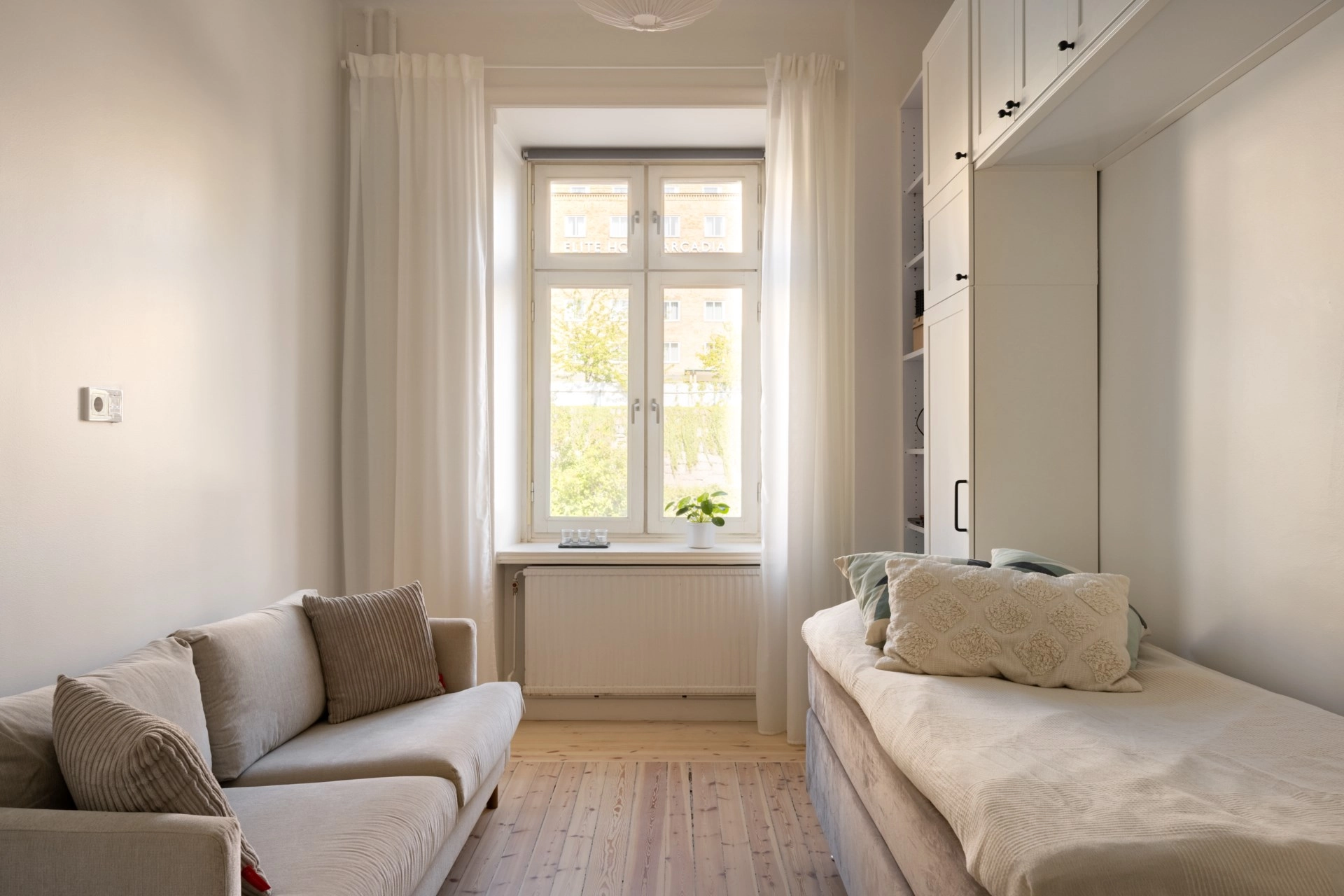 Ljus hörntrea på Östermalm med fungerande kakelugn och vackra originaldetaljer