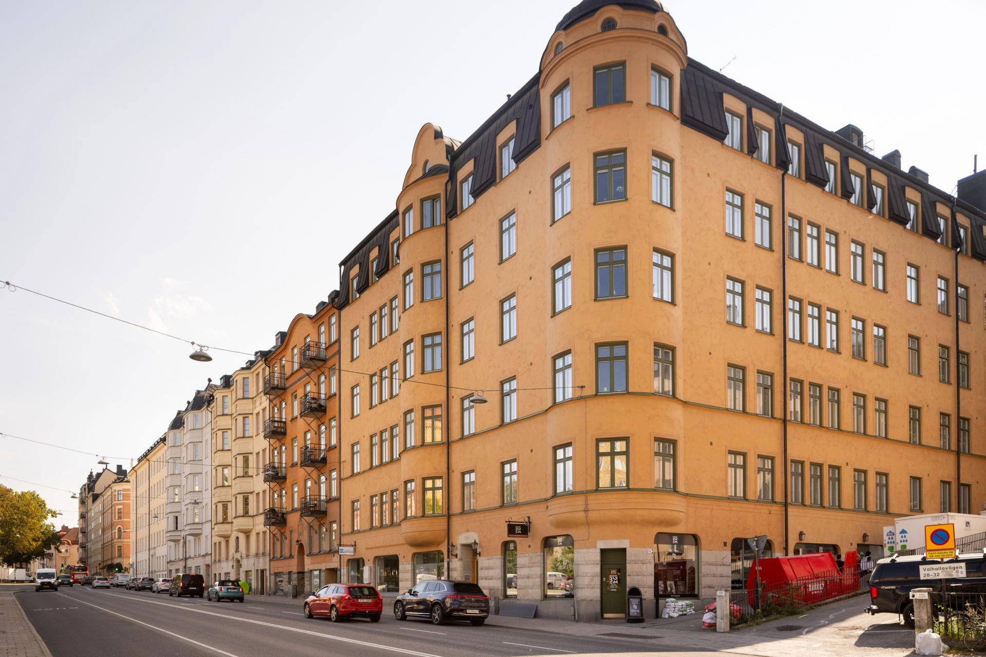 Ljus hörntrea på Östermalm med fungerande kakelugn och vackra originaldetaljer