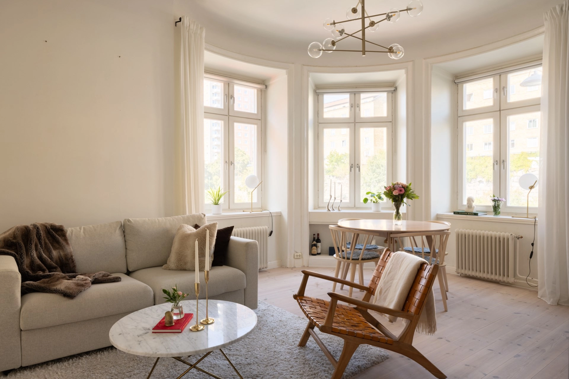 Ljus hörntrea på Östermalm med fungerande kakelugn och vackra originaldetaljer