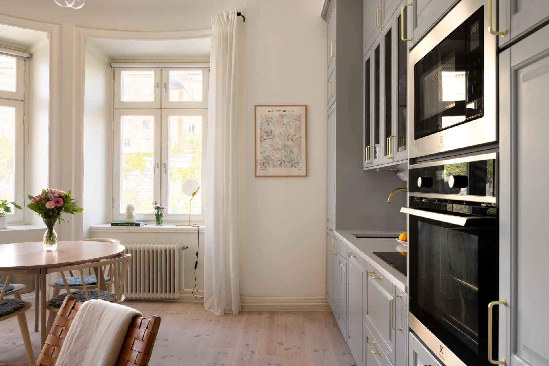 Ljus hörntrea på Östermalm med fungerande kakelugn och vackra originaldetaljer