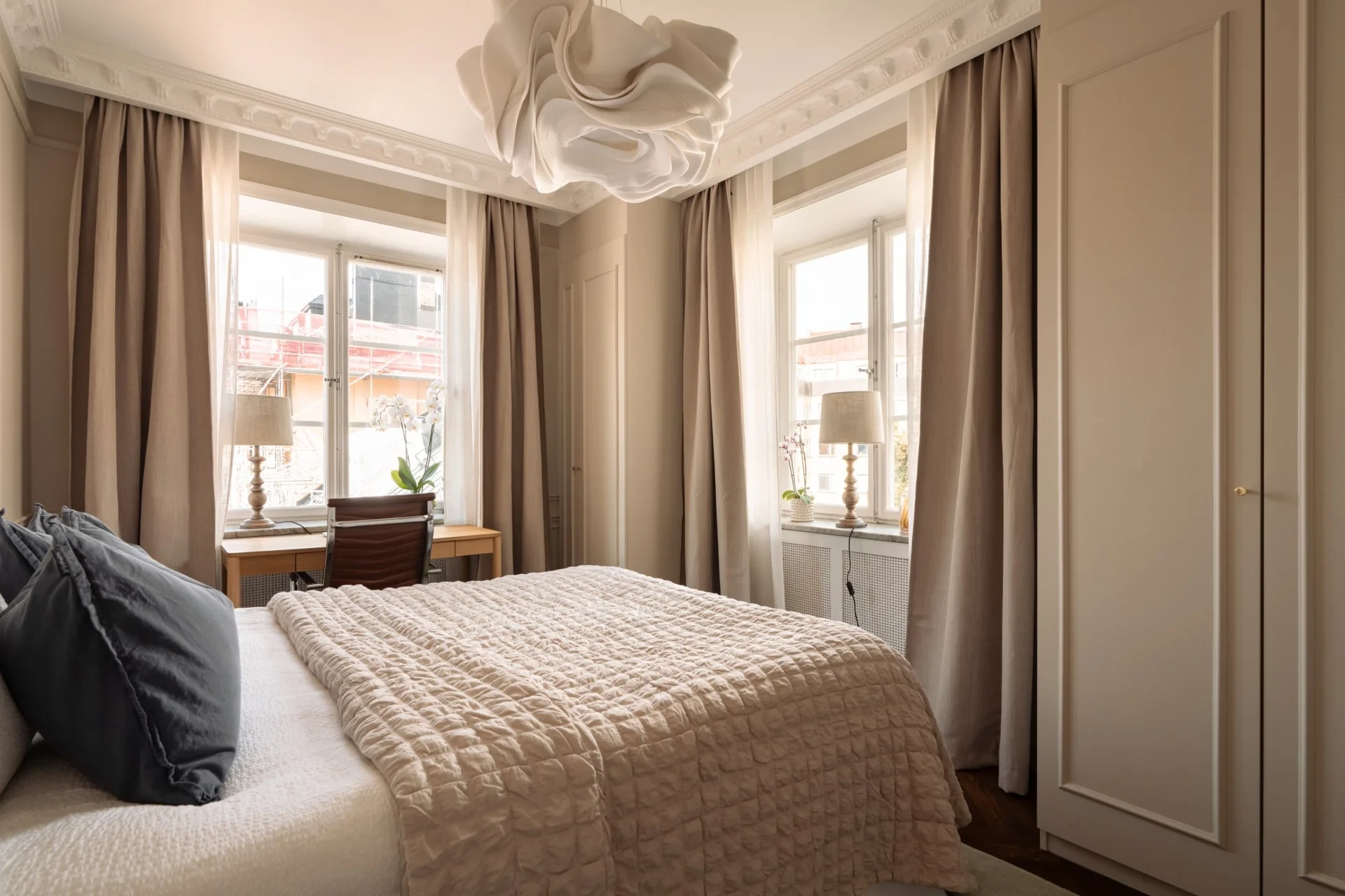 Elegant 20-talspärla i högt hörnläge med fria vyer och ljus från två väderstreck