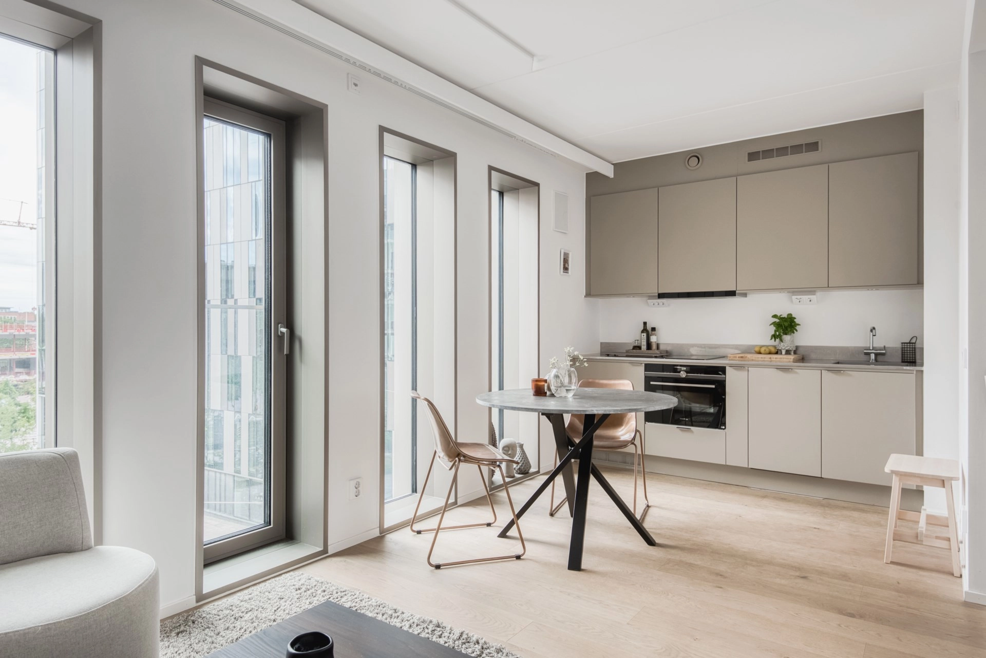 Arkitektritad bostad med fri utsikt, golv-till-tak-fönster och fri uthyrning!