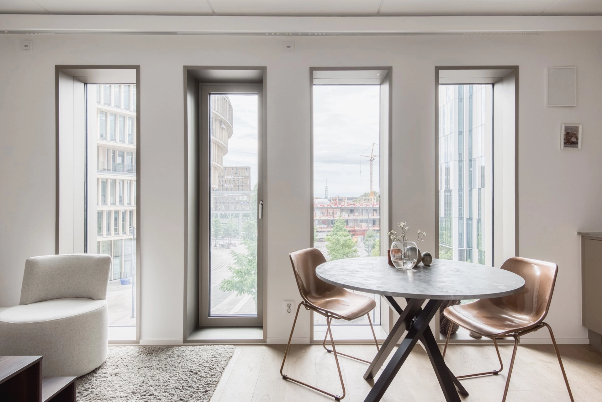 Arkitektritad bostad med fri utsikt, golv-till-tak-fönster och fri uthyrning!