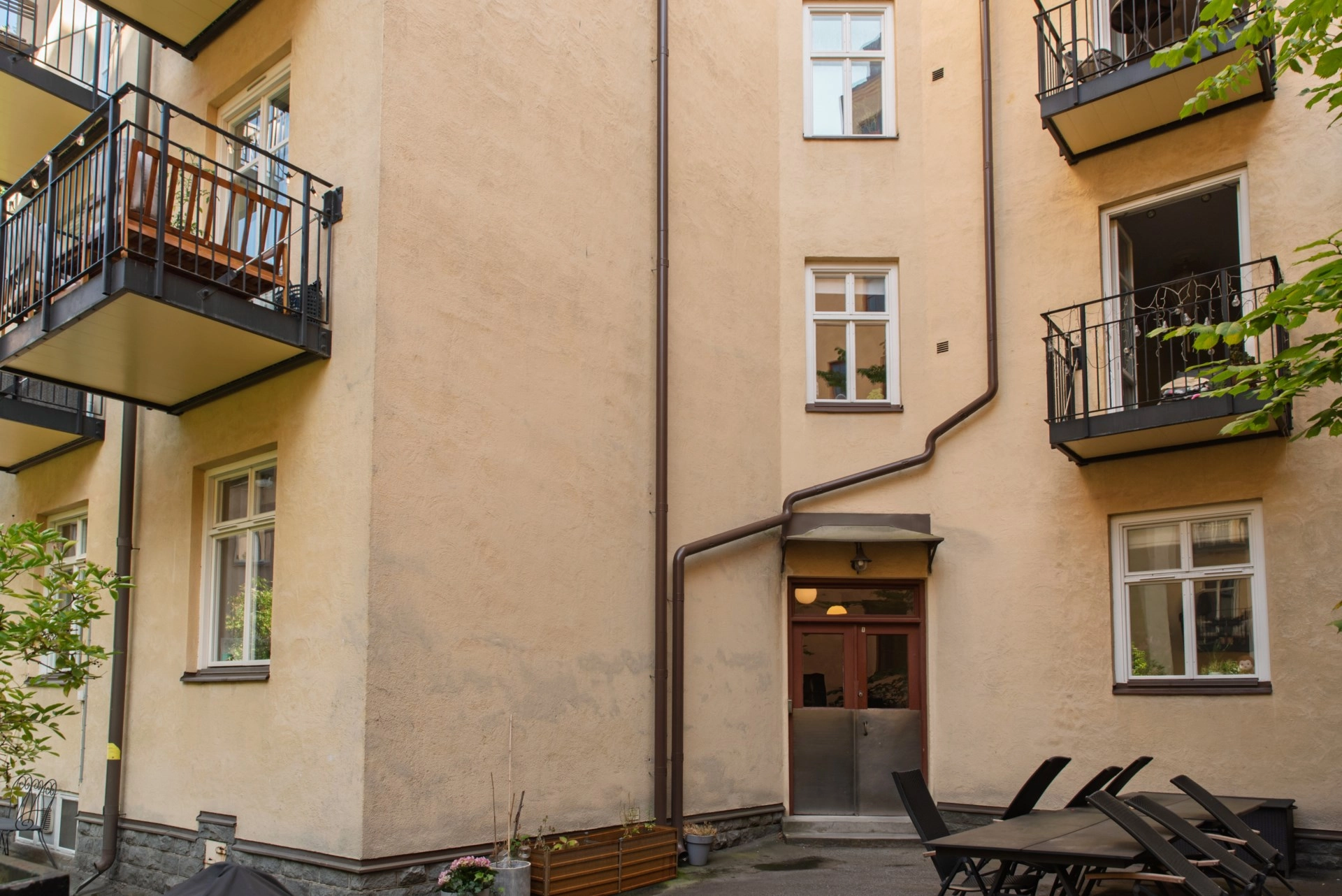 Eftertraktad sekelpärla med stor balkong i väst!