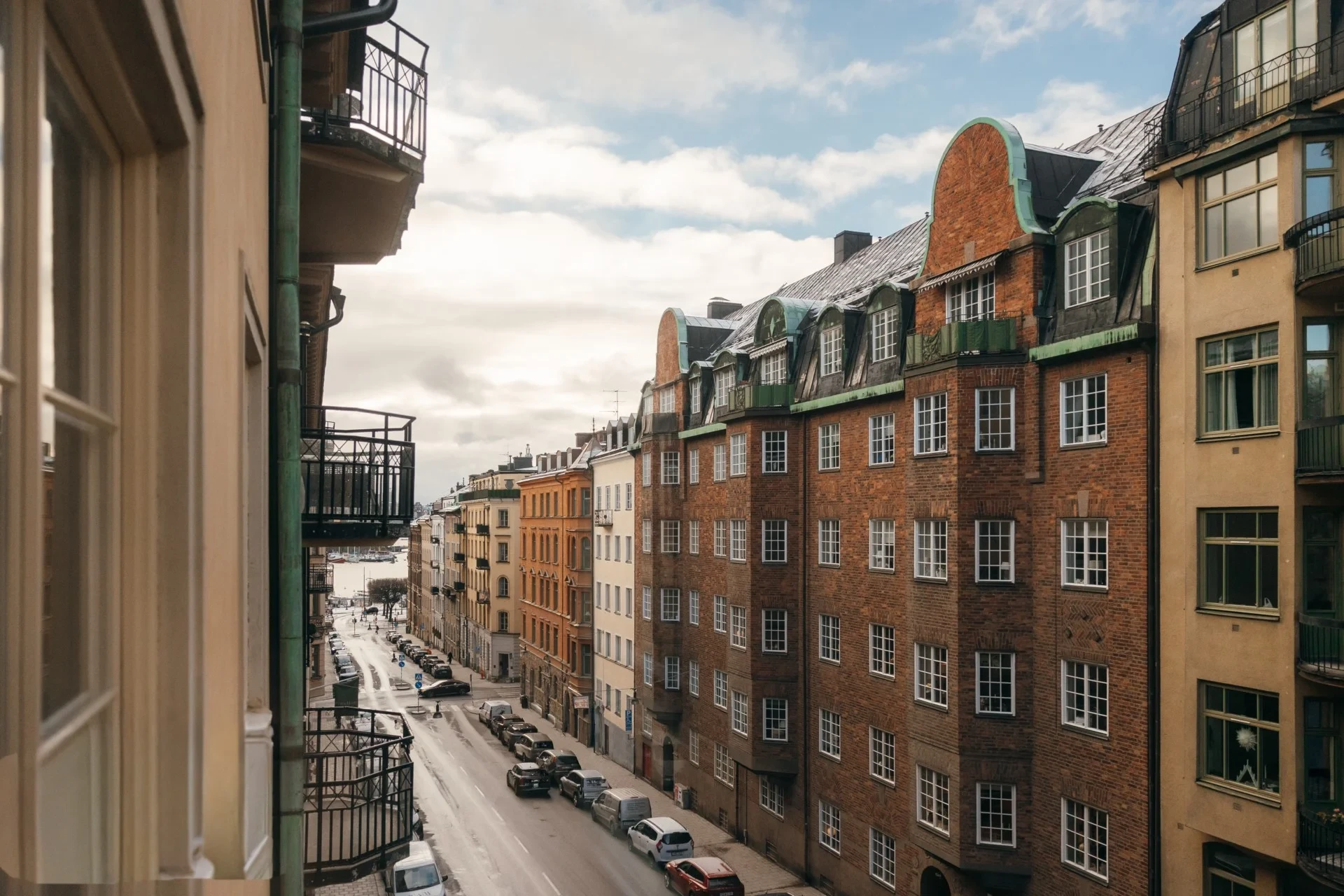 Stilfullt renoverad med vy mot Nybroviken – garage i föreningen!