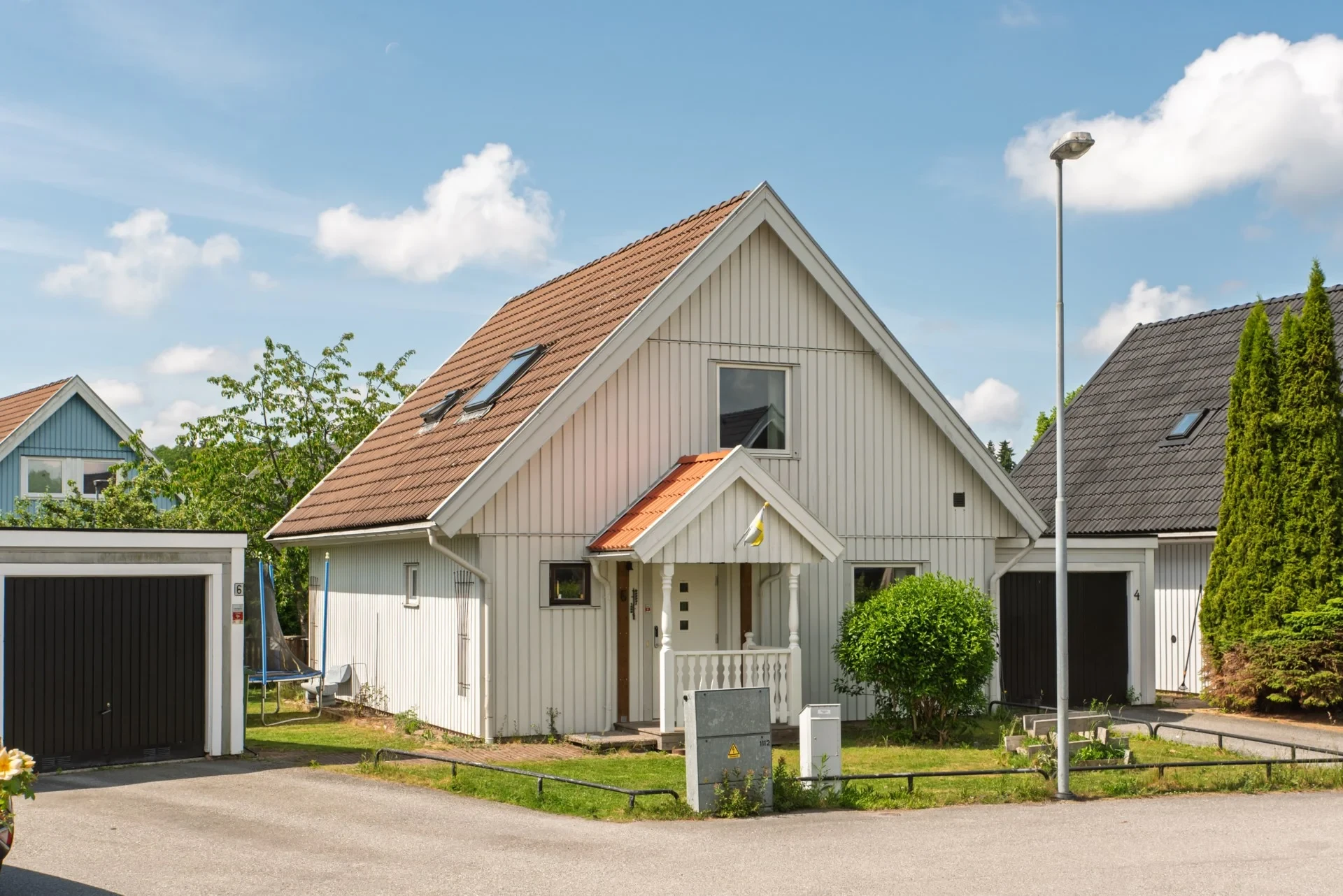 Sommaridyll på lugn återvändsgata. Lummig tomt och härliga uteplatser
