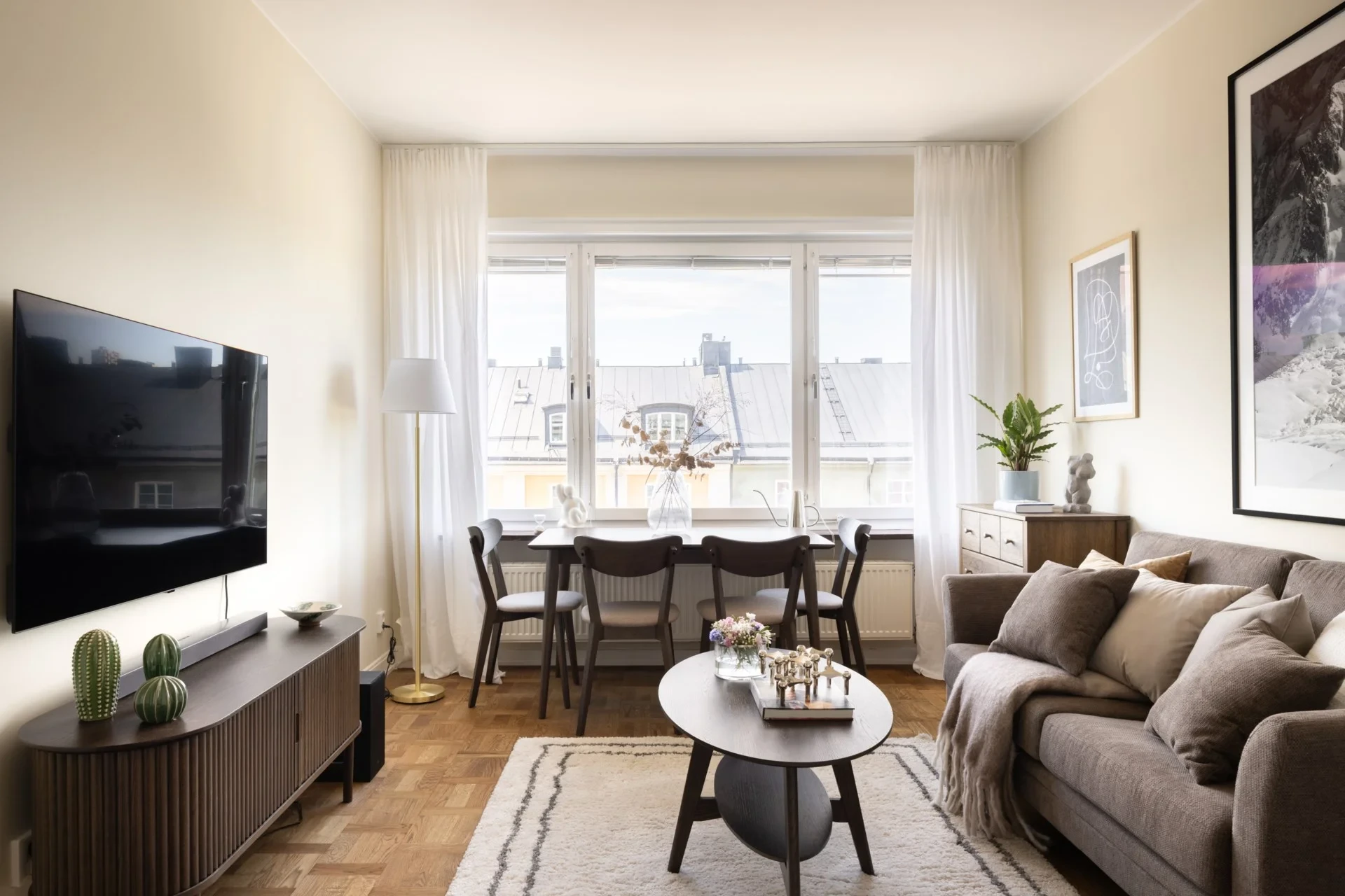 Högt upp med ljus, charm och utsikt över takåsarna