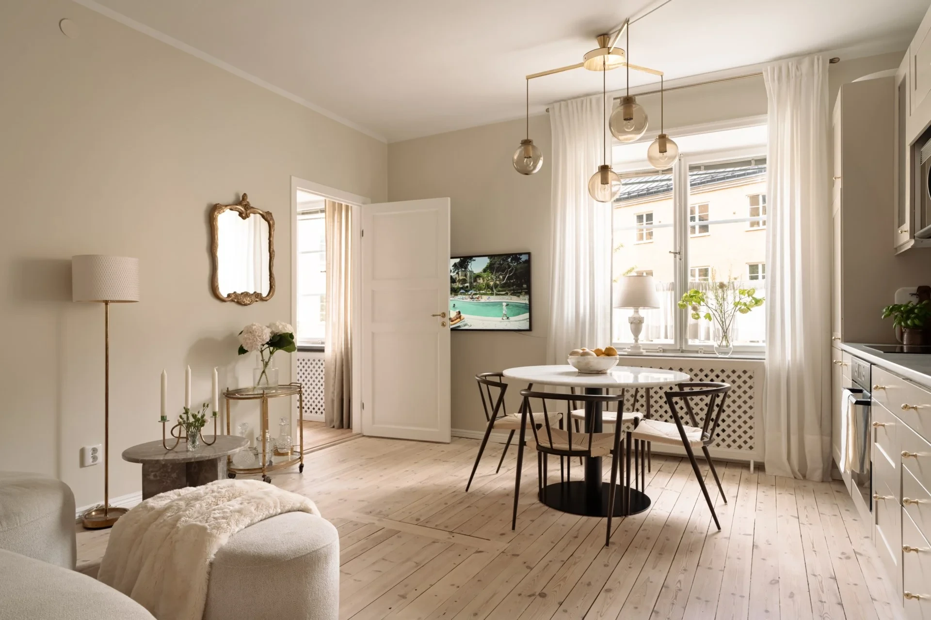Drömlik 20-talstvåa med platsbyggda detaljer och lugnt gårdsläge!