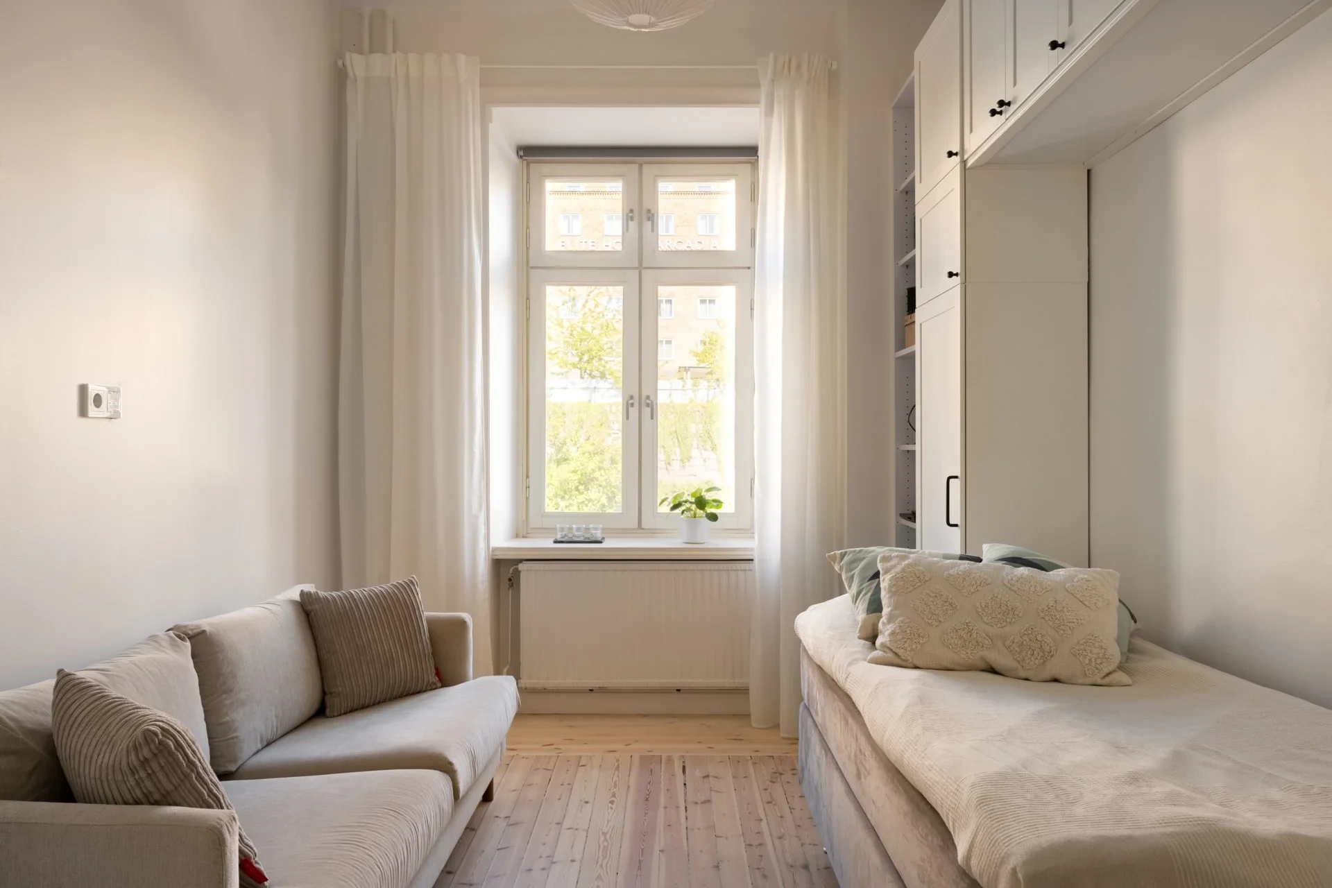 Ljus hörntrea på Östermalm med fungerande kakelugn och vackra originaldetaljer