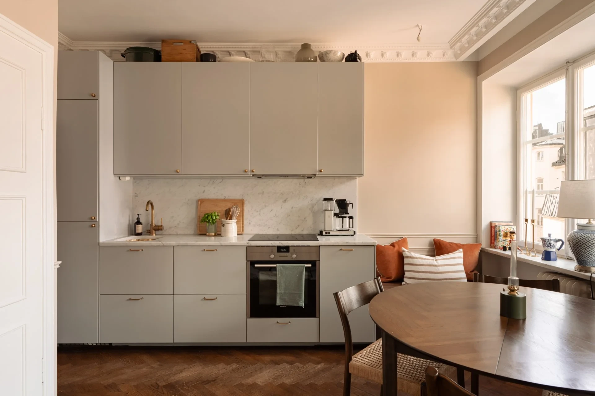 Elegant 20-talspärla i högt hörnläge med fria vyer och ljus från två väderstreck