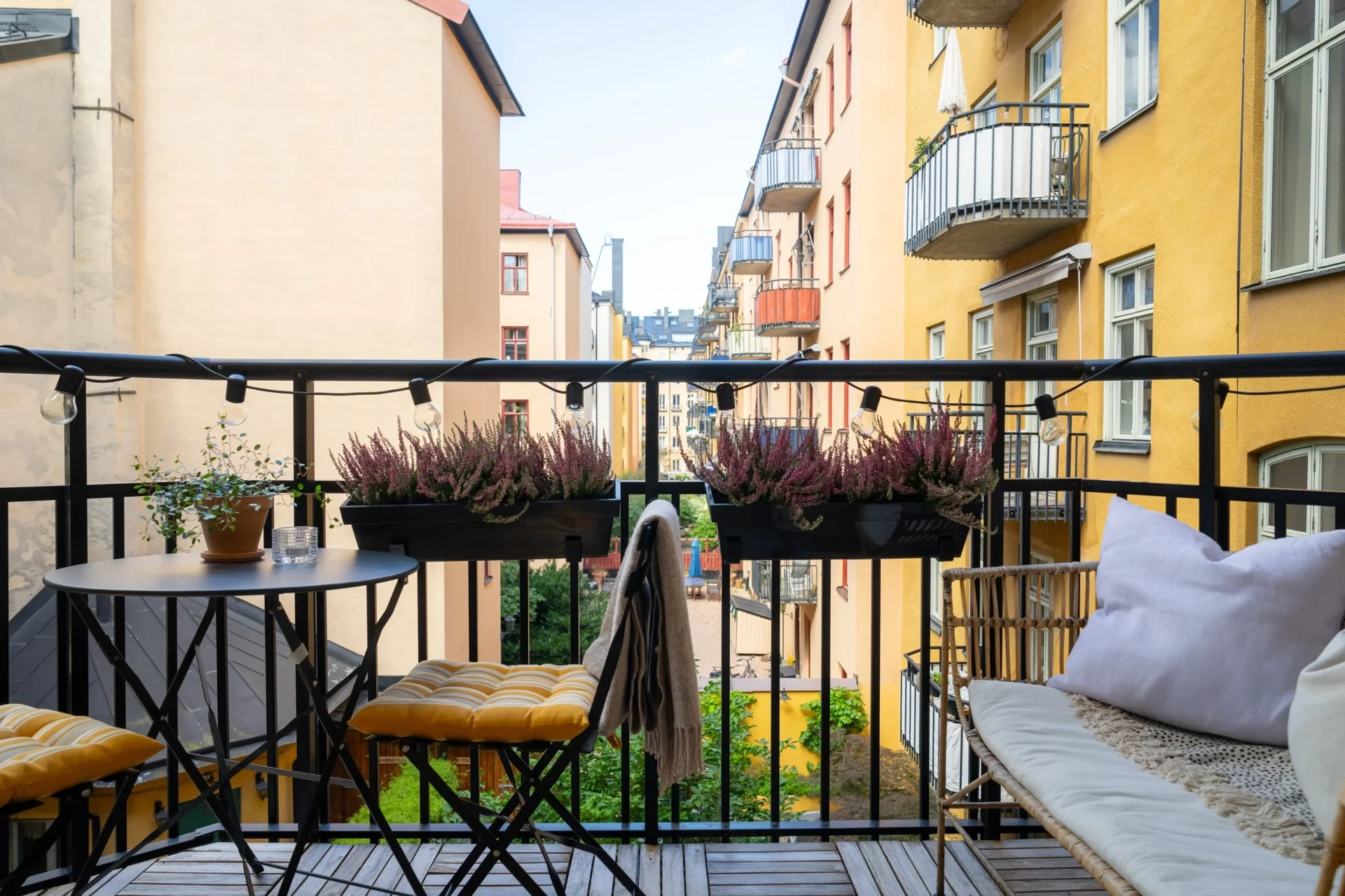 En sekelskiftesdröm i sommarskrud – skuldfritt på Frejgatan