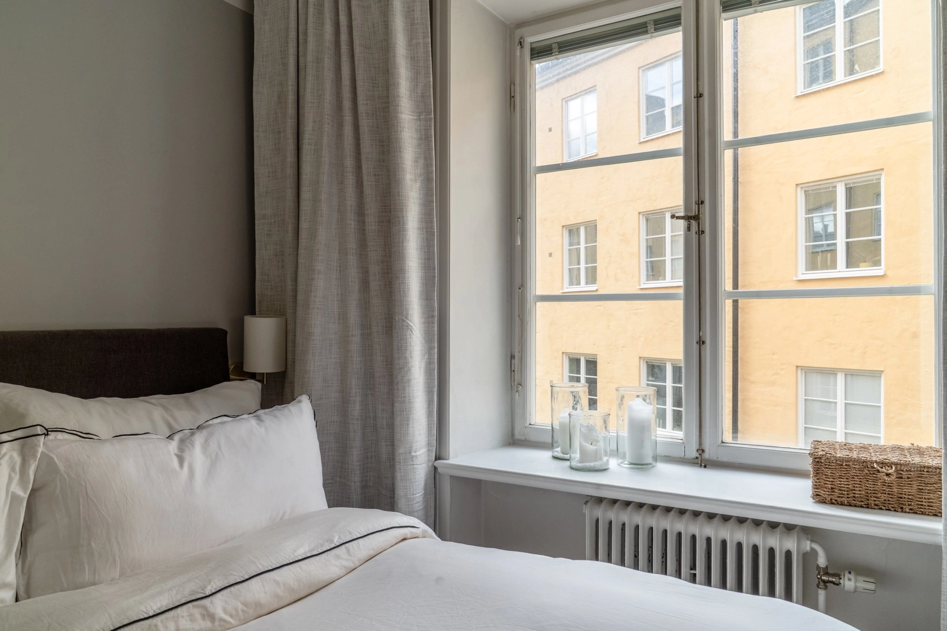 Sekelskiftesromantik med modern elegans på Birger Jarlsgatan