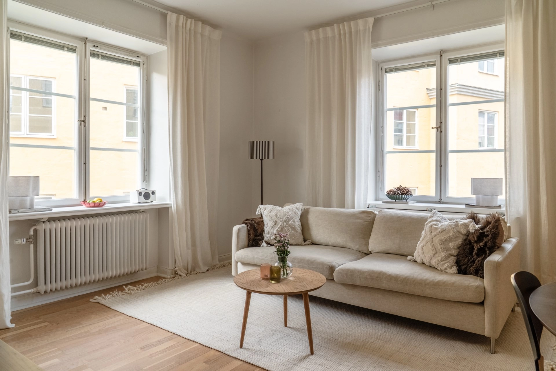 Sekelskiftesromantik med modern elegans på Birger Jarlsgatan