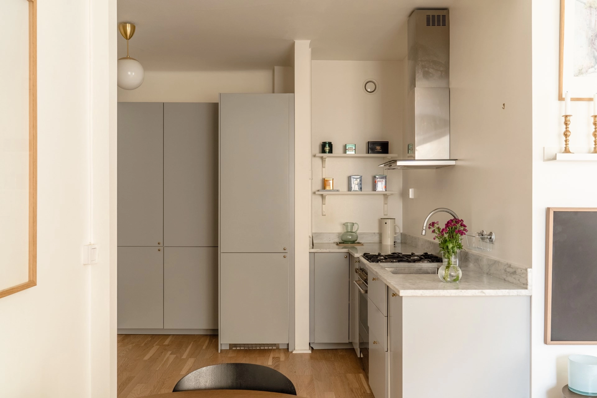 Sekelskiftesromantik med modern elegans på Birger Jarlsgatan