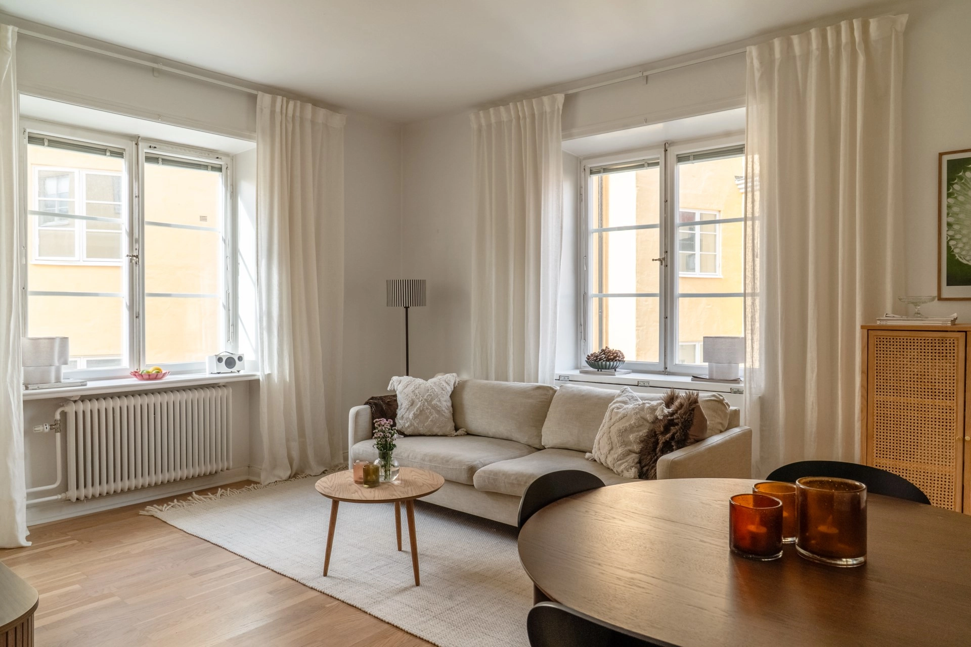 Sekelskiftesromantik med modern elegans på Birger Jarlsgatan