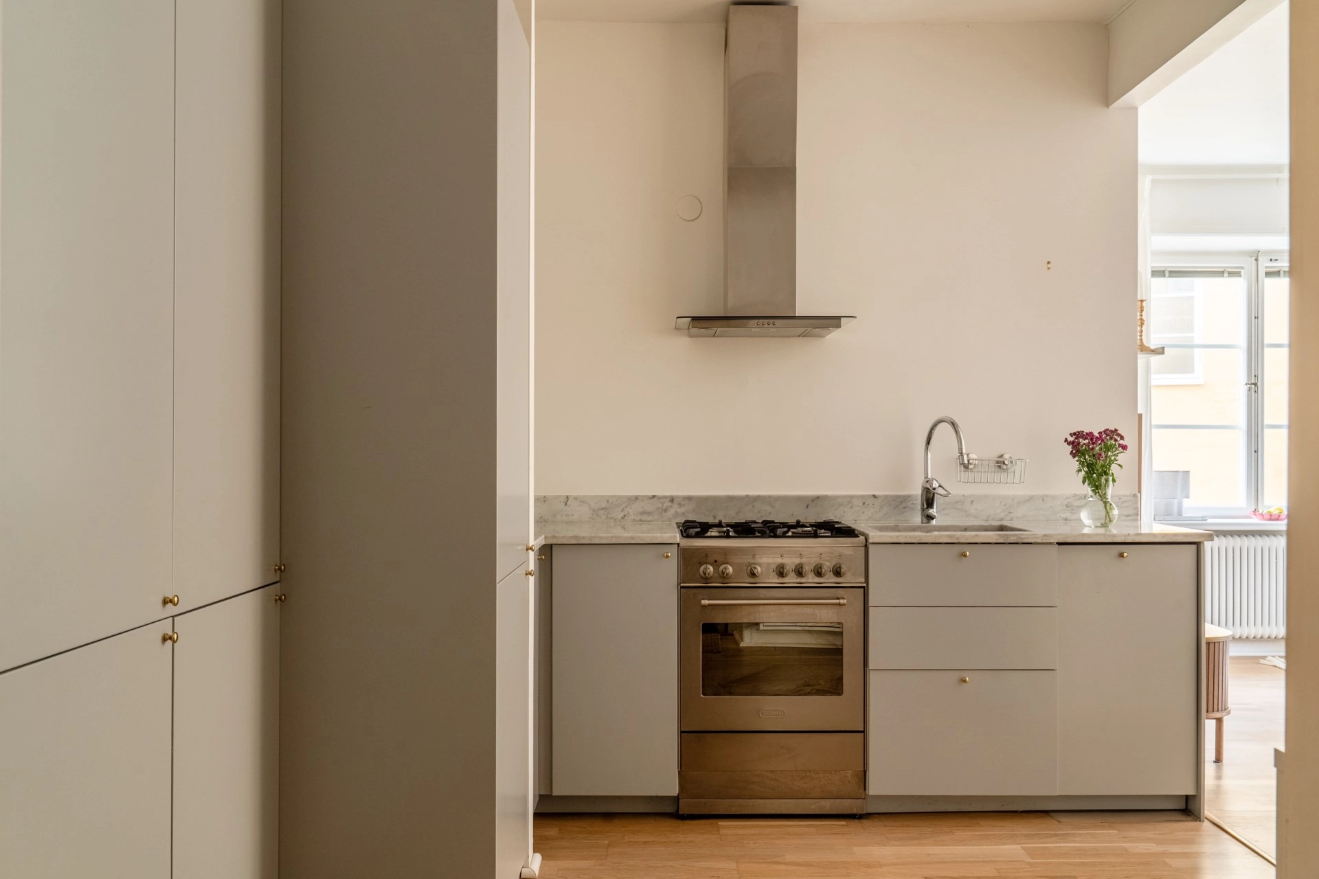 Sekelskiftesromantik med modern elegans på Birger Jarlsgatan