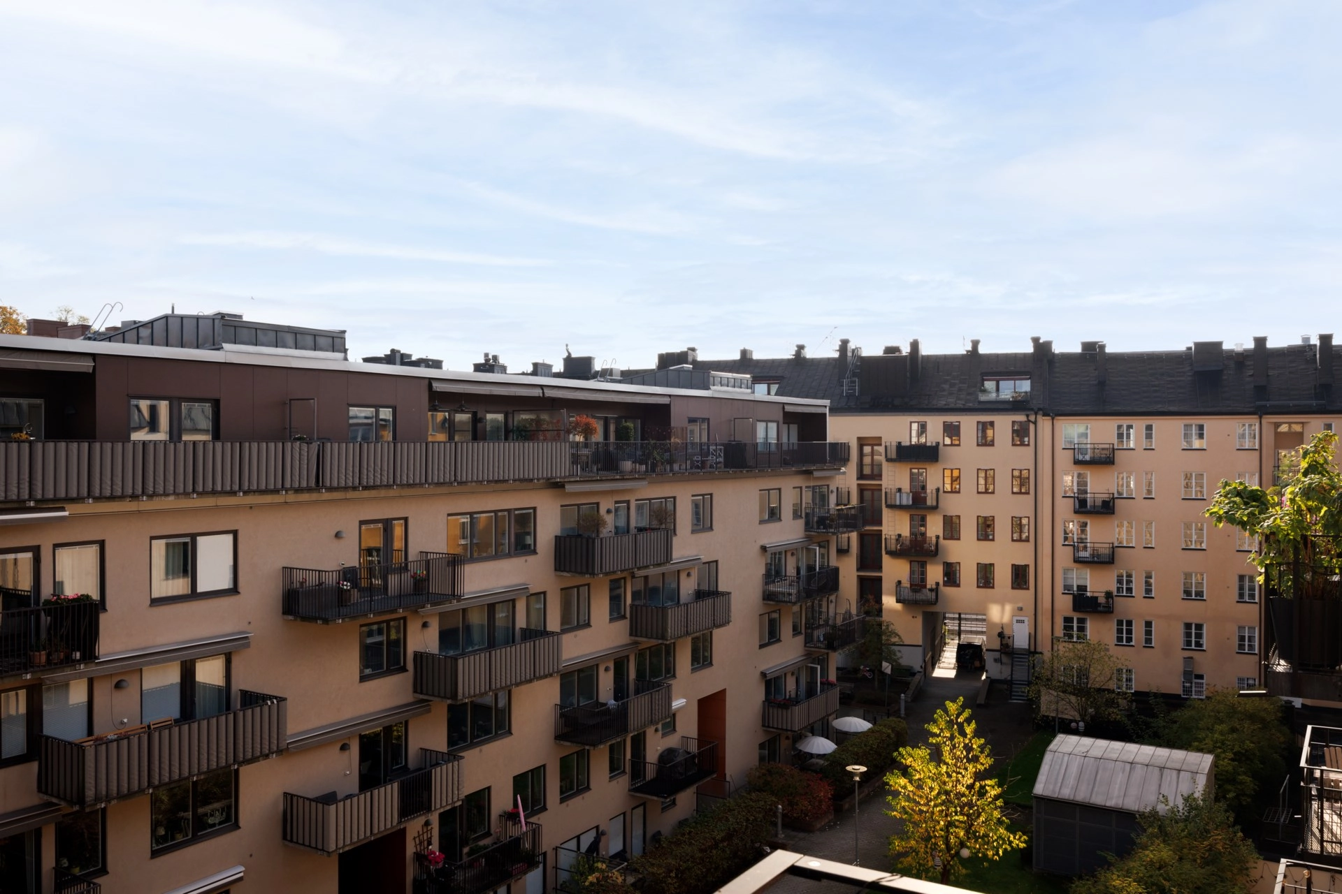 Högst upp med kamin, balkong och Vasastans takåsar
