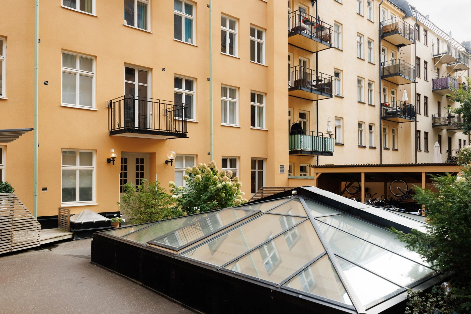 Högst upp med kamin, balkong och Vasastans takåsar