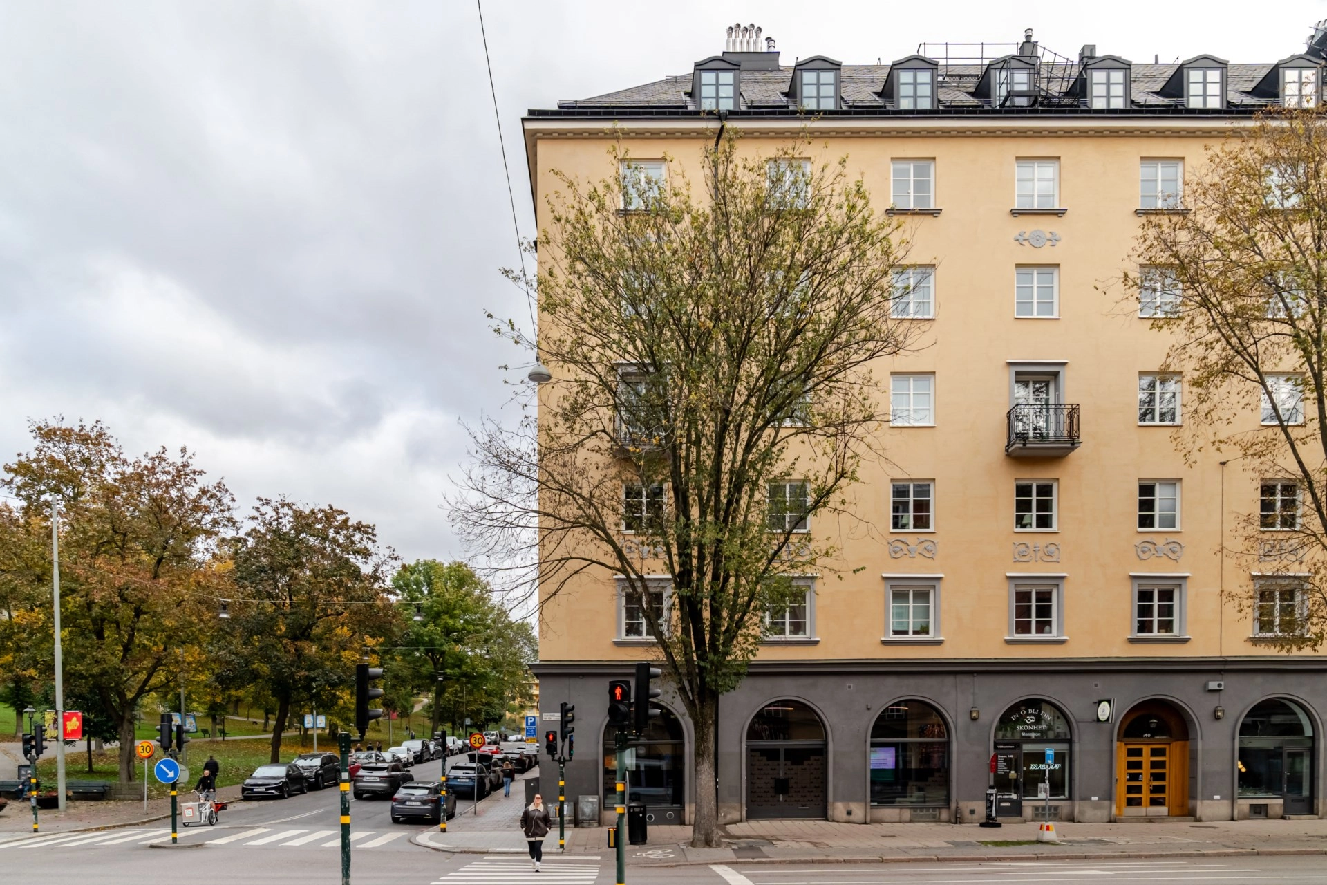 Ljust och välplanerat hem med tre meter i tak, vacker fiskbensparkett och låg avgift!