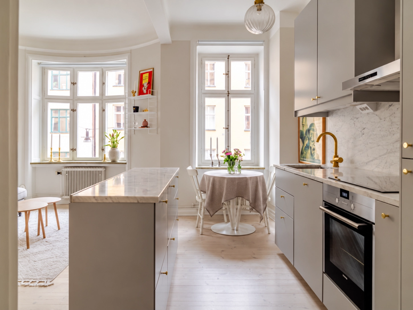 Sekelskiftescharm och social planlösning på attraktiva Tomtebogatan 31