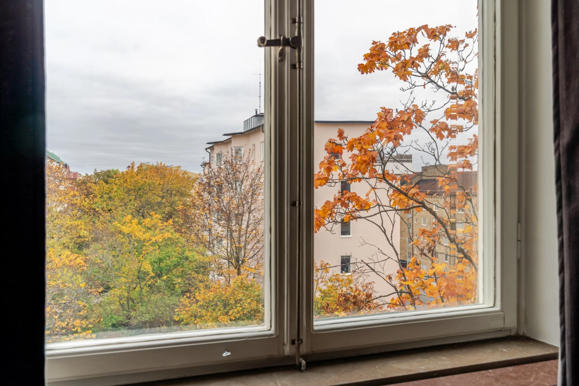 Charmigt och ljusfyllt hem på Körsbärsvägen 16 – med sociala ytor och varm atmosfär!
