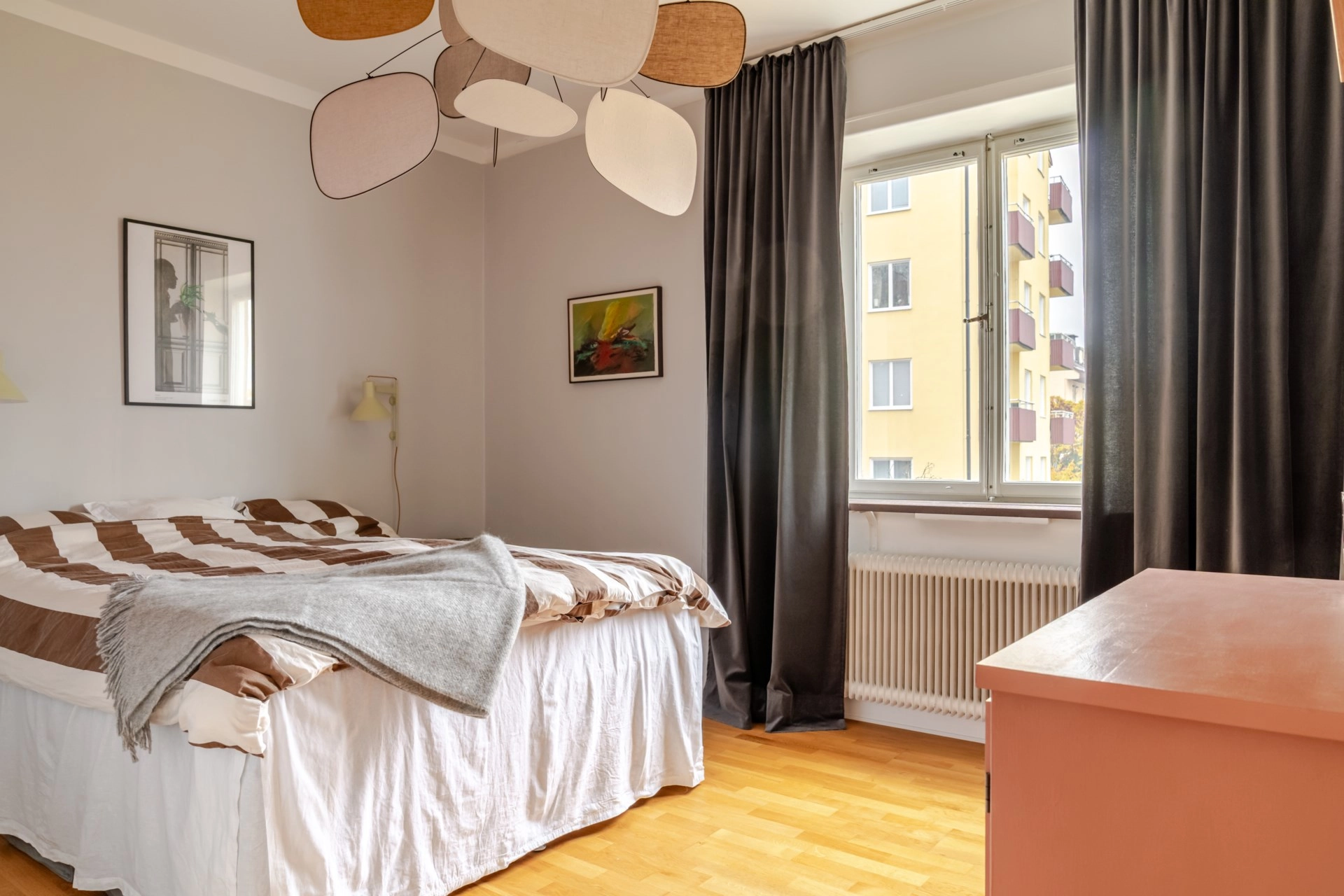 Charmigt och ljusfyllt hem på Körsbärsvägen 16 – med sociala ytor och varm atmosfär!