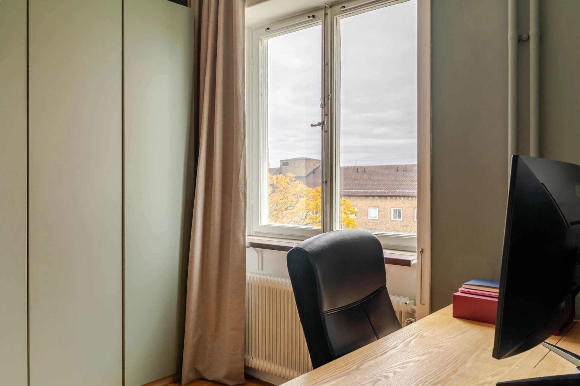 Charmigt och ljusfyllt hem på Körsbärsvägen 16 – med sociala ytor och varm atmosfär!