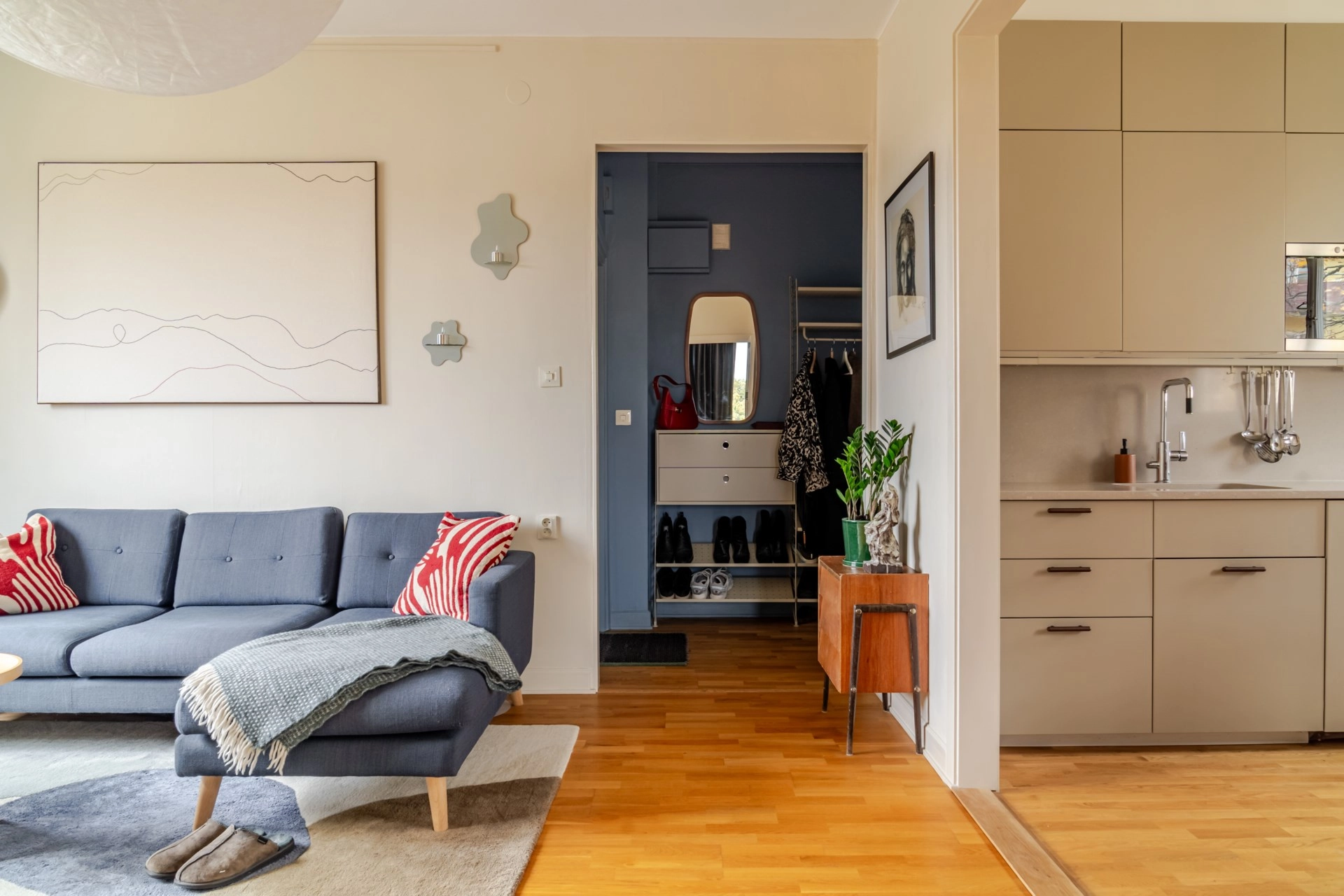 Charmigt och ljusfyllt hem på Körsbärsvägen 16 – med sociala ytor och varm atmosfär!