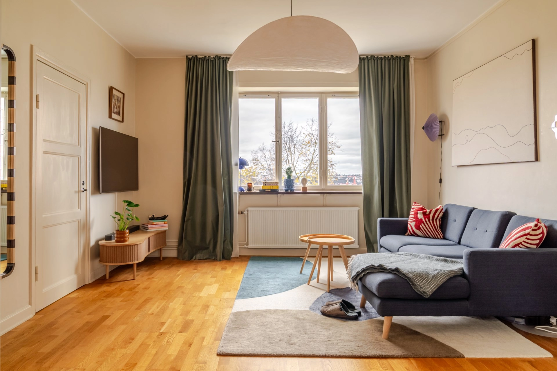 Charmigt och ljusfyllt hem på Körsbärsvägen 16 – med sociala ytor och varm atmosfär!