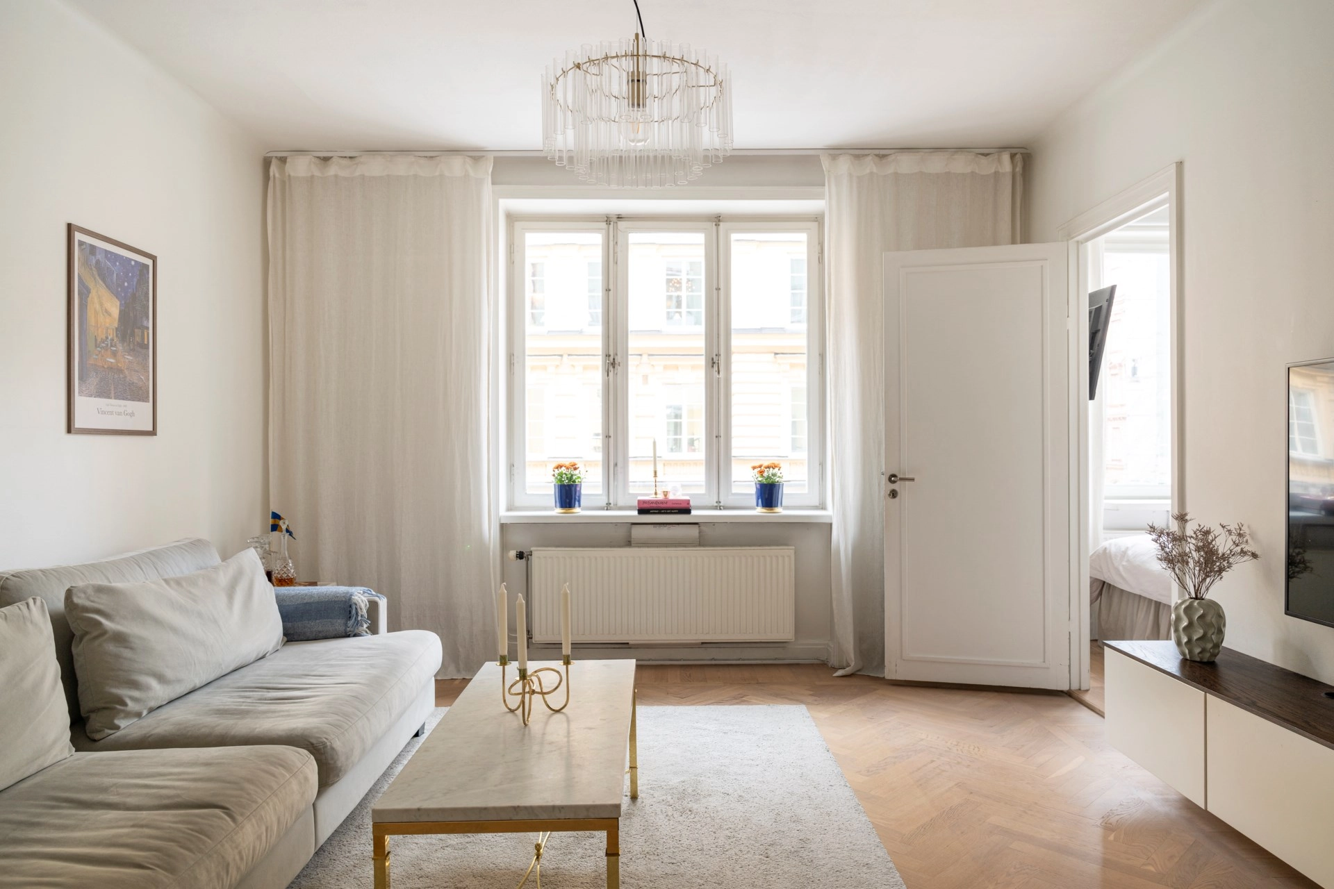 Roslagsgatan 27 – Ljus och stilfull bostad med fiskbensparkett, sociala ytor och smarta lösningar!