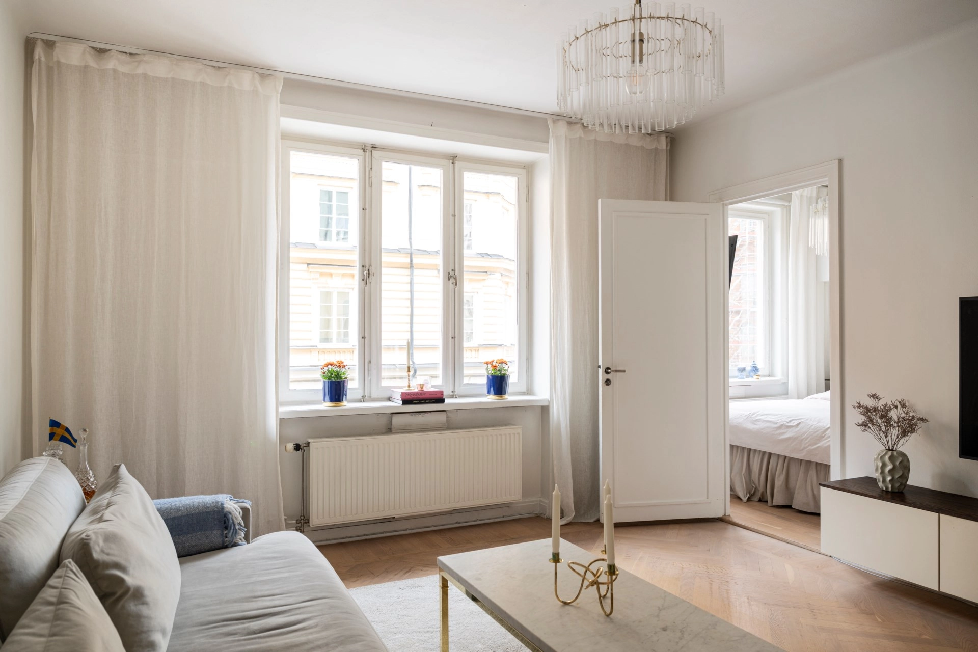 Roslagsgatan 27 – Ljus och stilfull bostad med fiskbensparkett, sociala ytor och smarta lösningar!