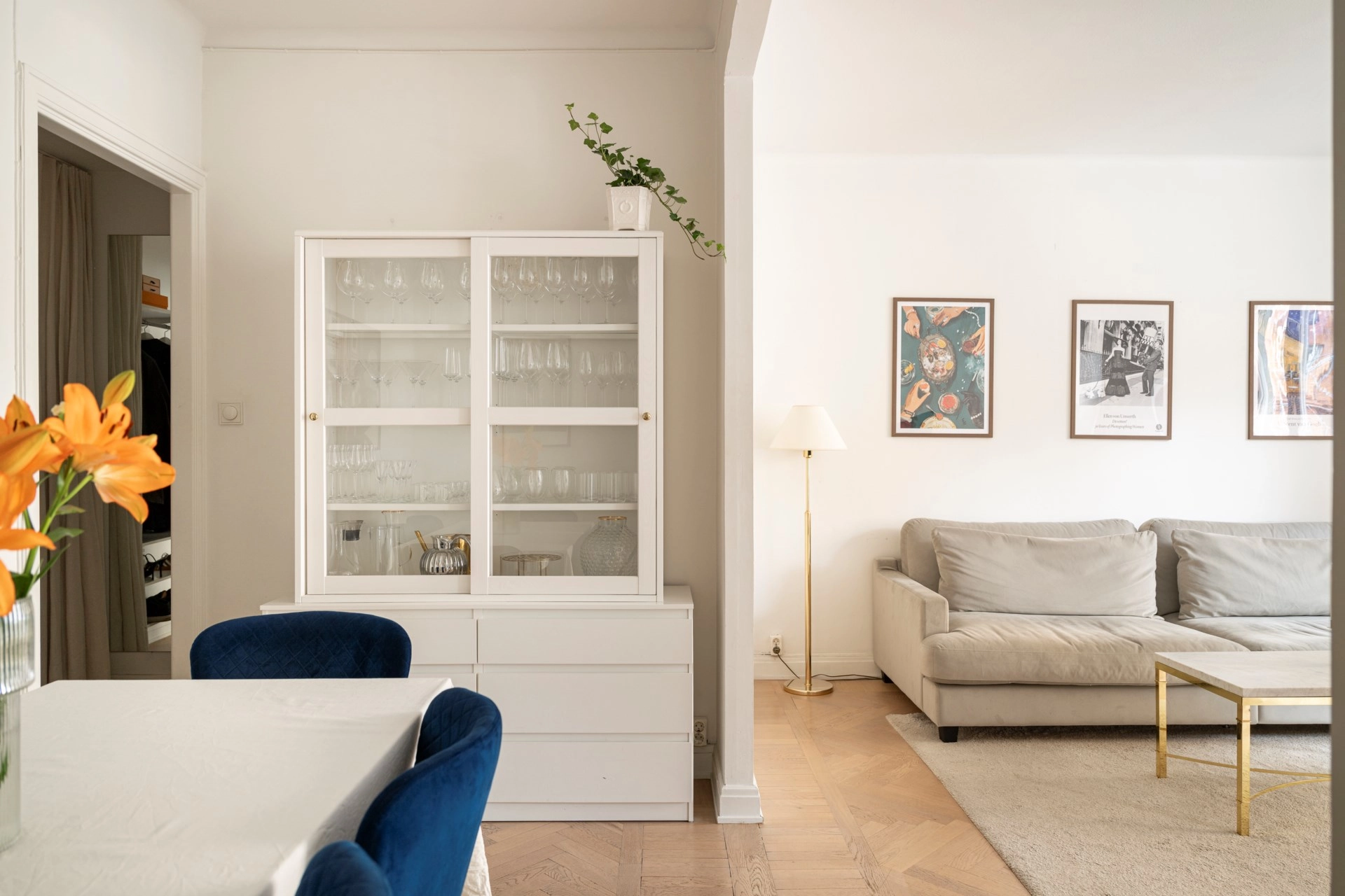 Roslagsgatan 27 – Ljus och stilfull bostad med fiskbensparkett, sociala ytor och smarta lösningar!