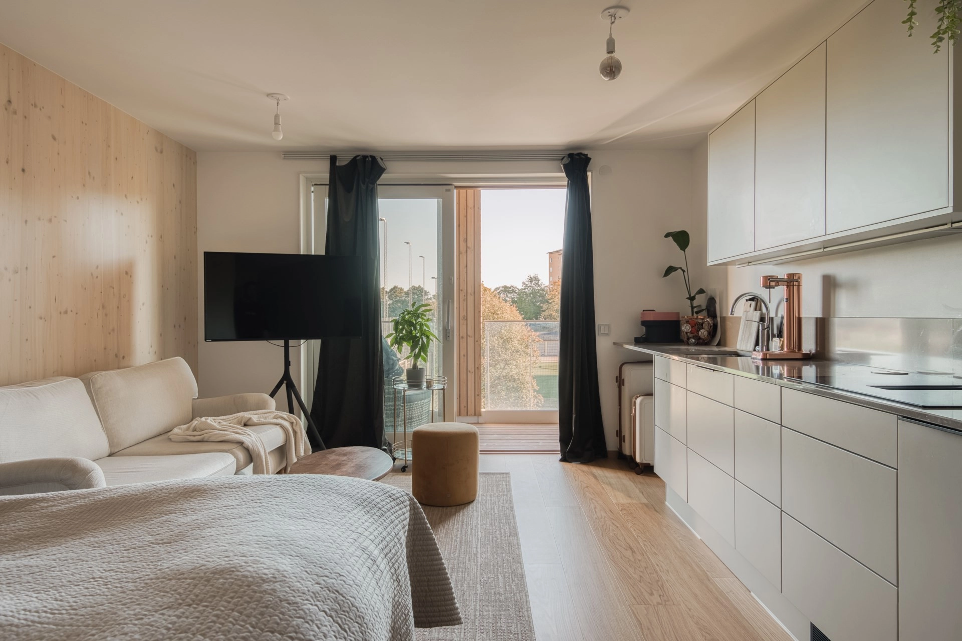 Modern etta med balkong – takterrass, pool och gym i föreningen!