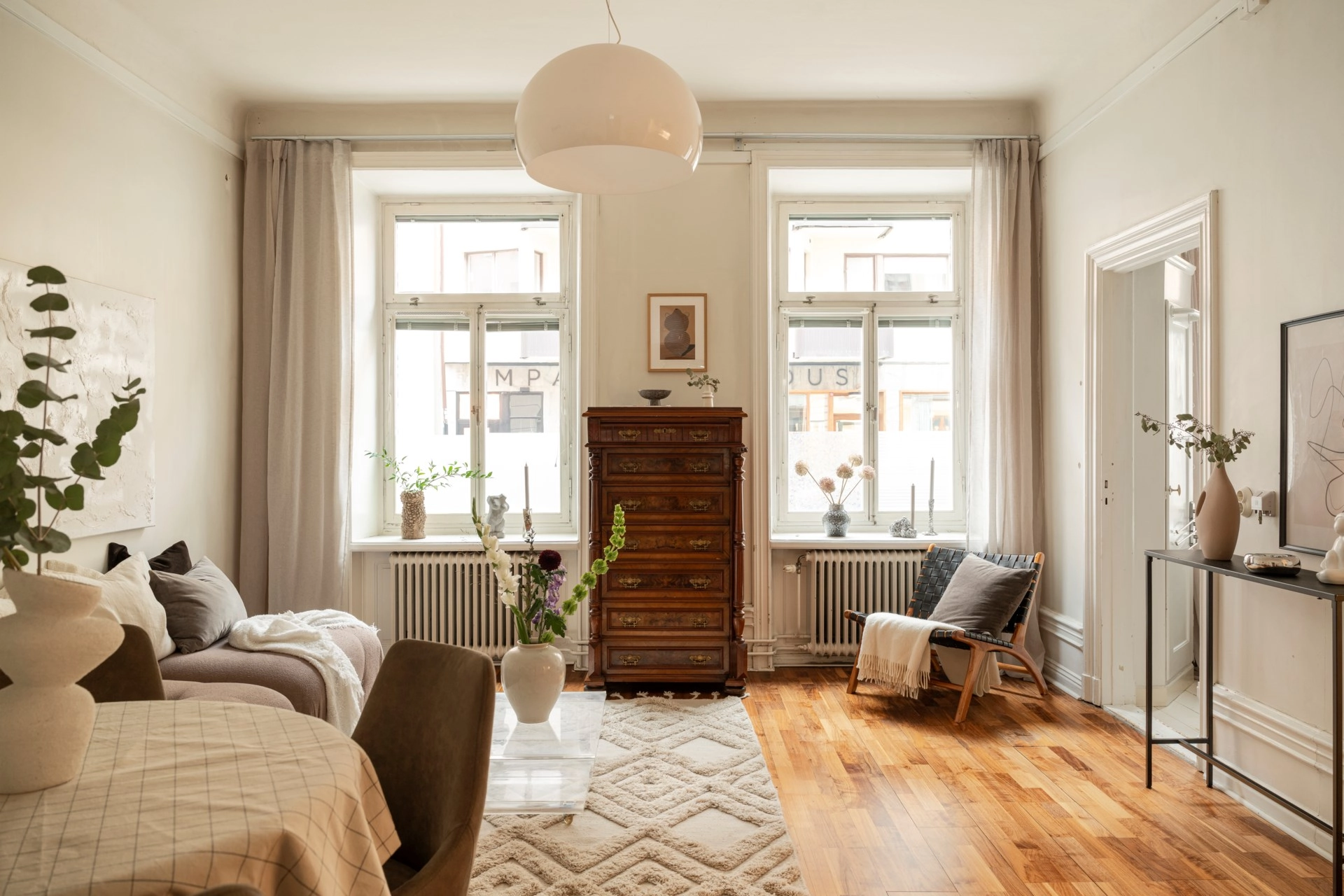 Tegnersgatan 49 – Citypärla med högt i tak och sekelskifteskaraktär.