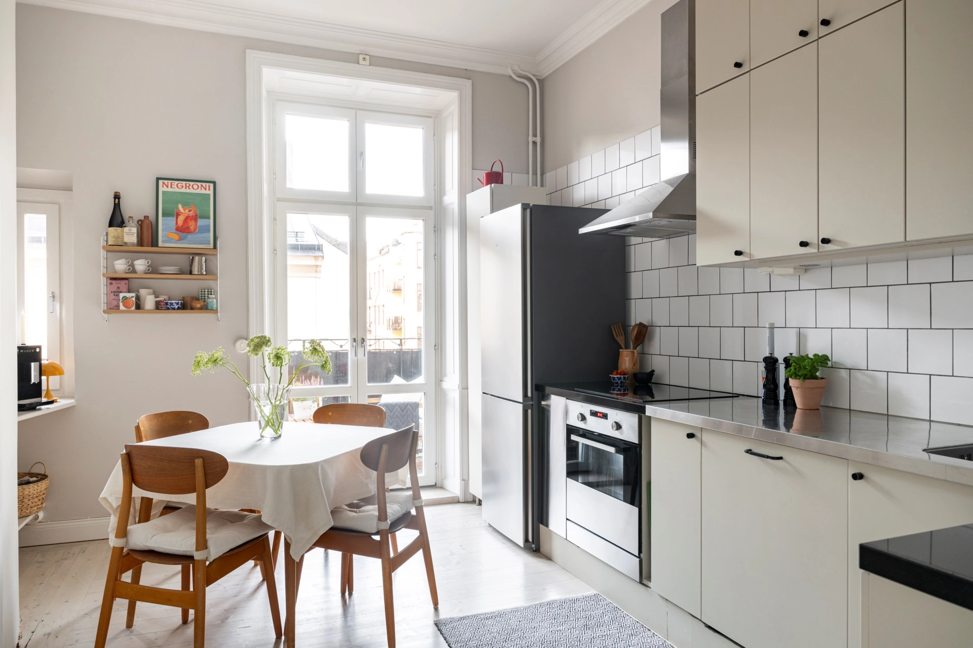 Sekelskiftesdröm på attraktiva Rehnsgatan, ljus och charmfull bostad med generös takhöjd