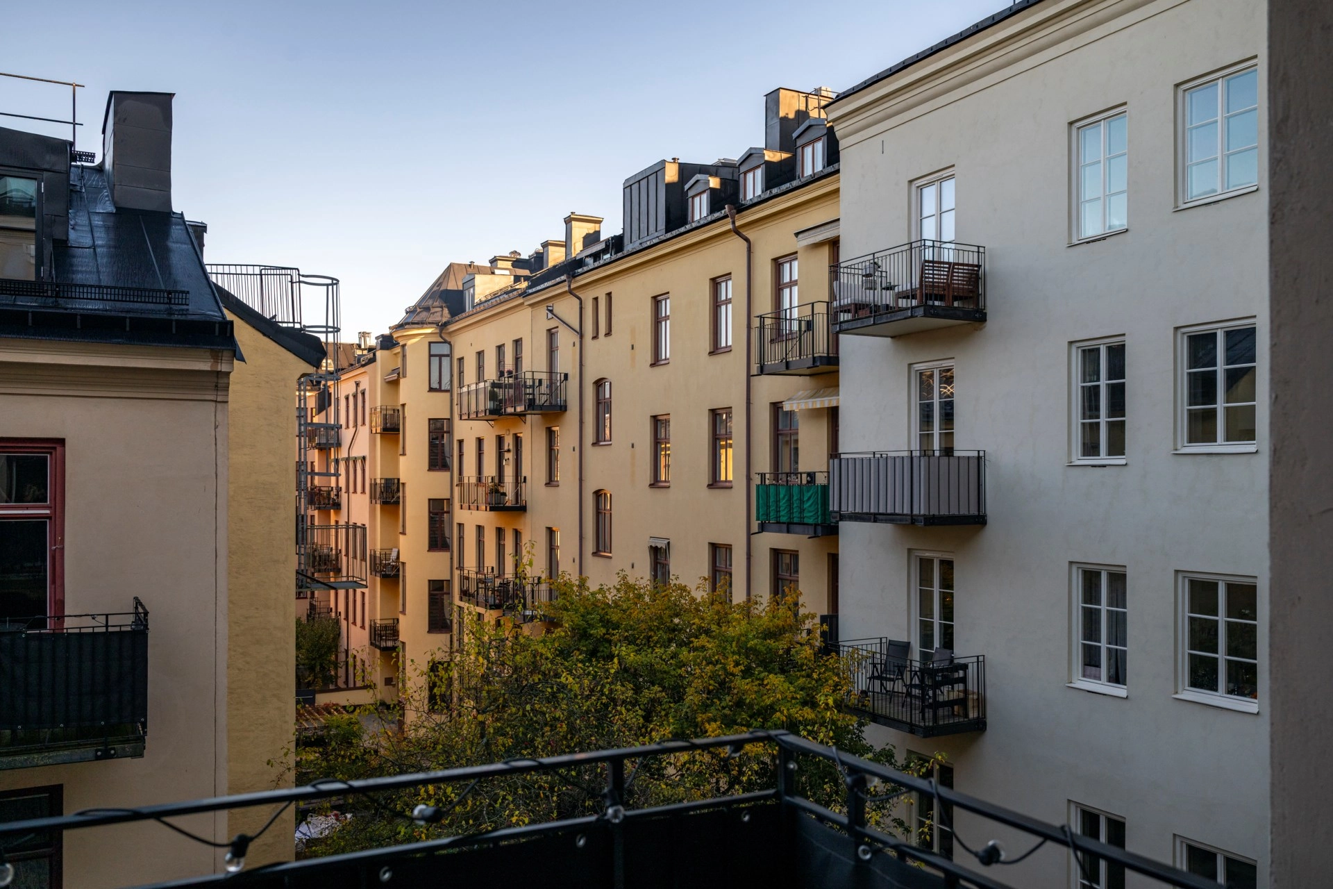Sekelskiftesdröm på attraktiva Rehnsgatan, ljus och charmfull bostad med generös takhöjd
