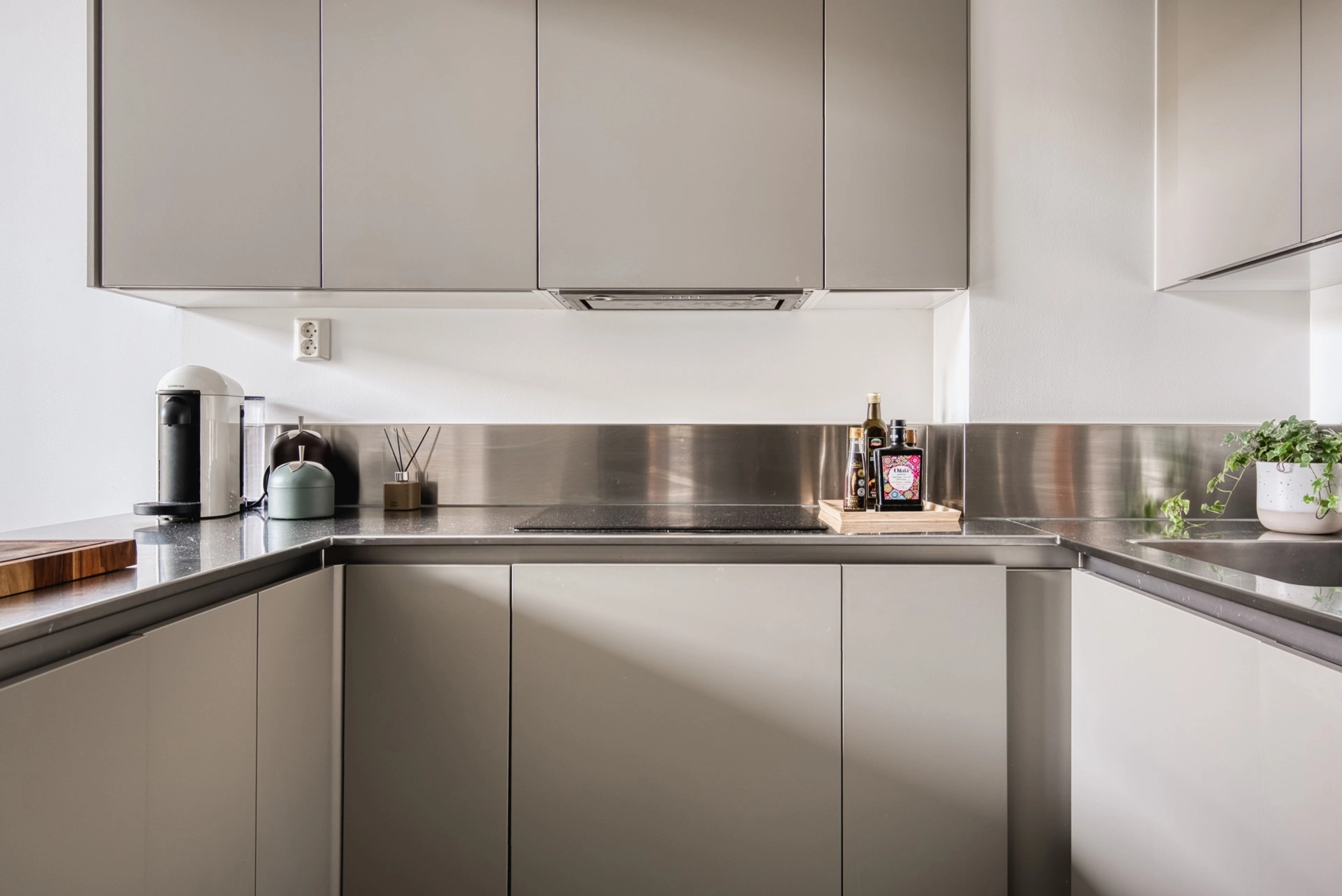 Exklusiv studiolägenhet med loft och terrass i expansiva Hagastaden