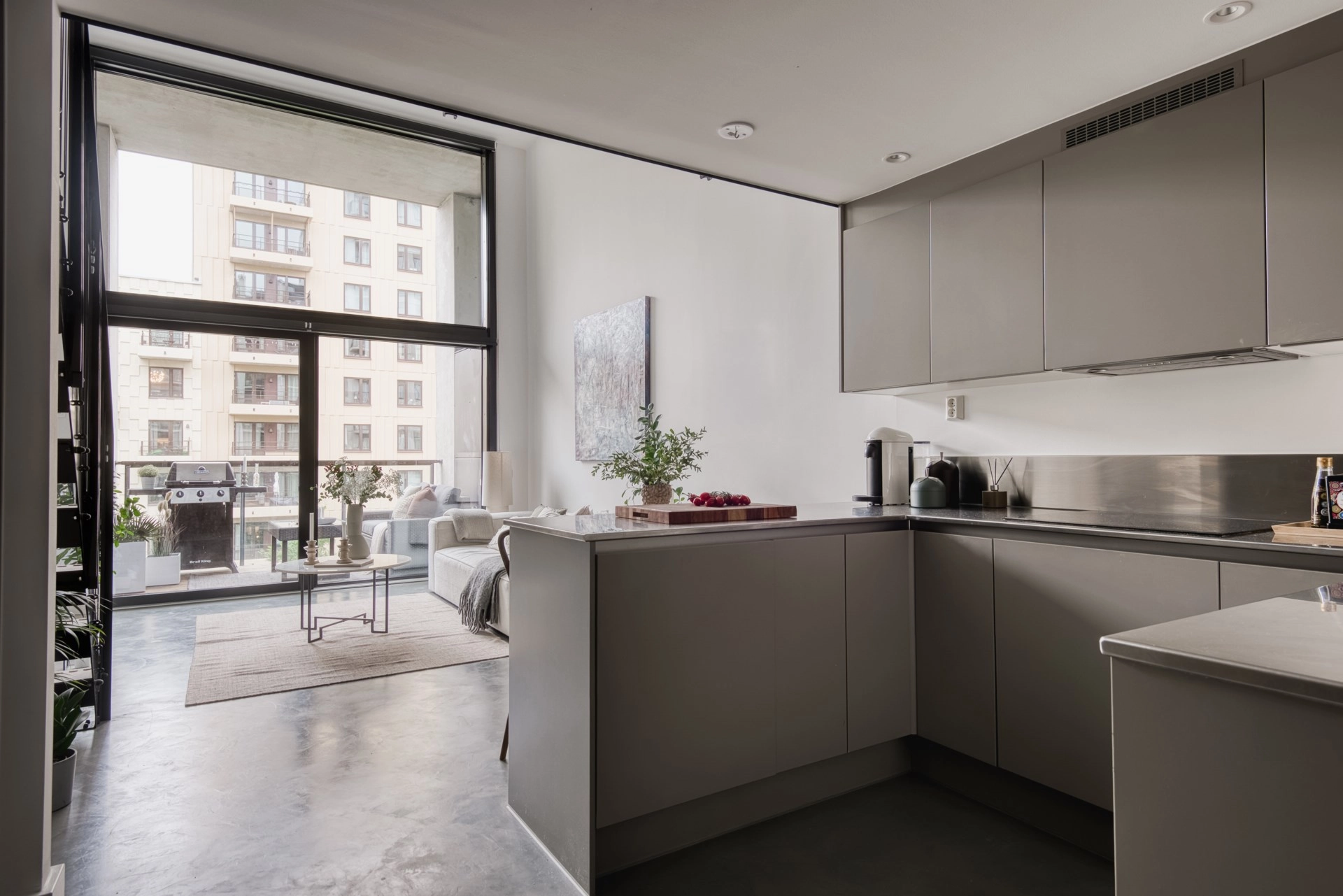 Exklusiv studiolägenhet med loft och terrass i expansiva Hagastaden