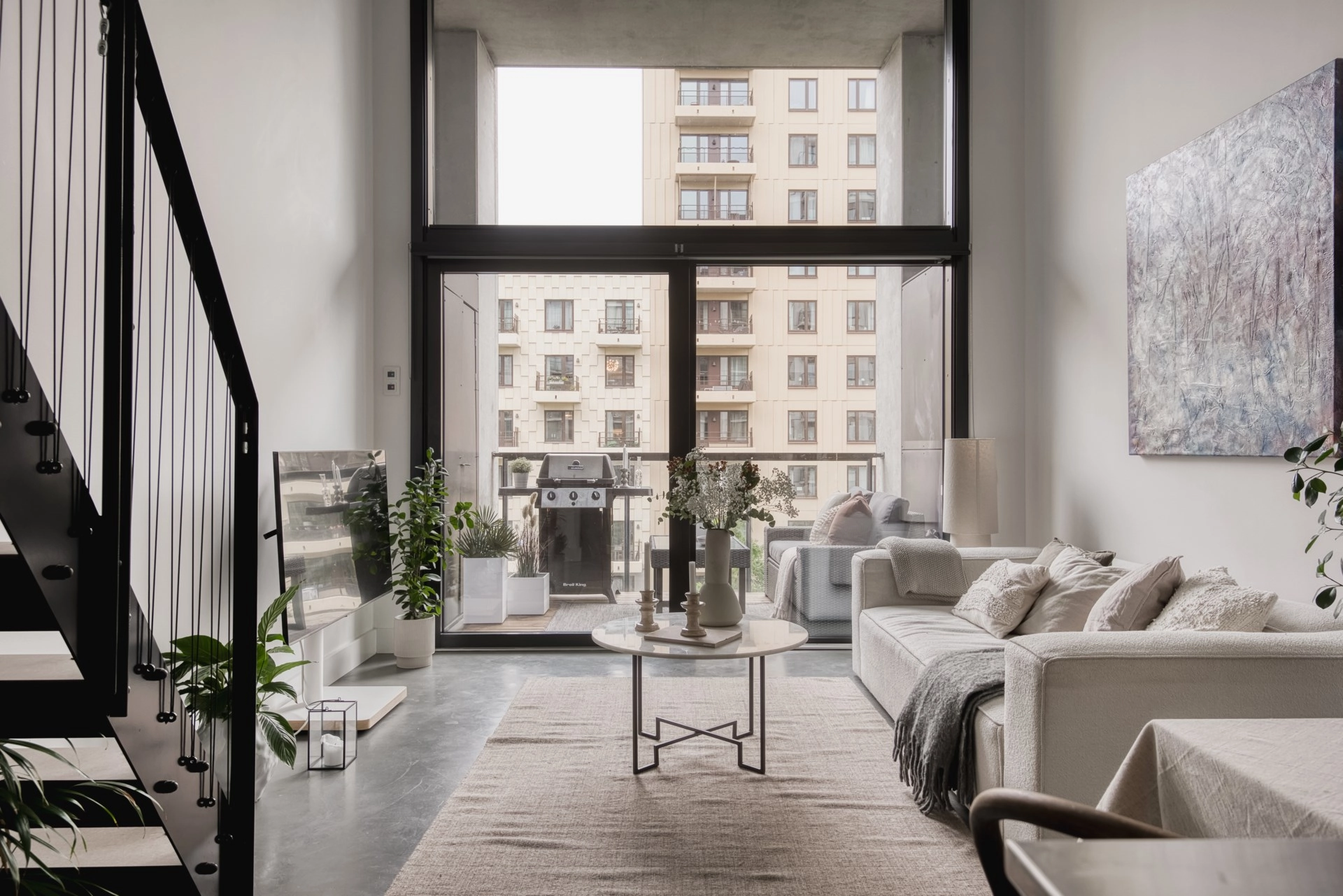 Exklusiv studiolägenhet med loft och terrass i expansiva Hagastaden