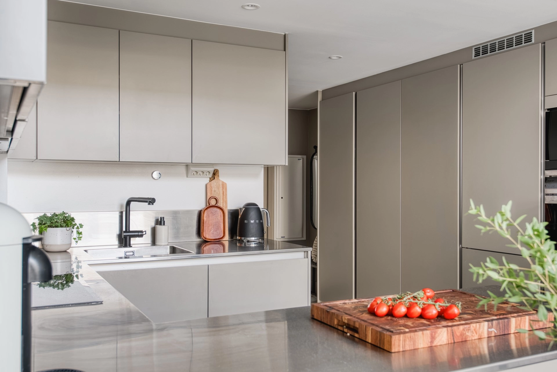 Exklusiv studiolägenhet med loft och terrass i expansiva Hagastaden