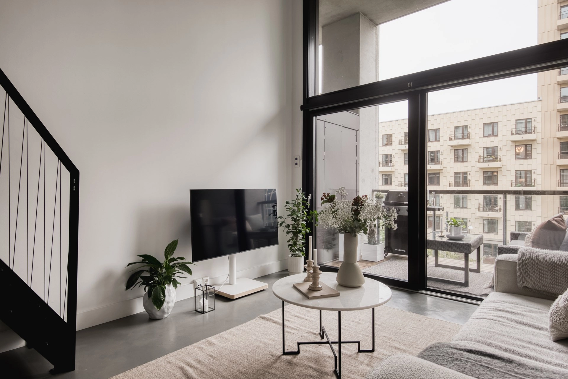Exklusiv studiolägenhet med loft och terrass i expansiva Hagastaden