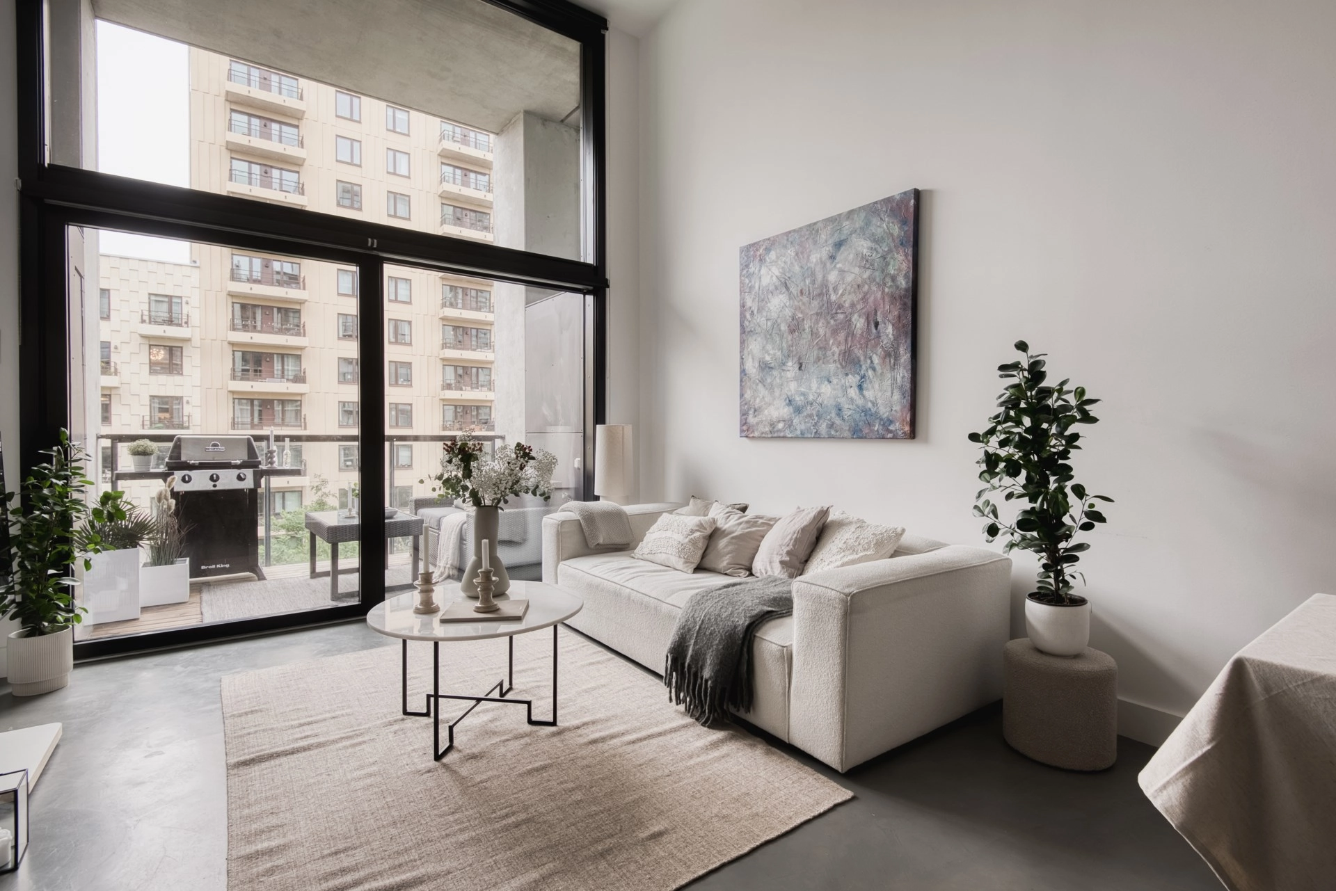 Exklusiv studiolägenhet med loft och terrass i expansiva Hagastaden